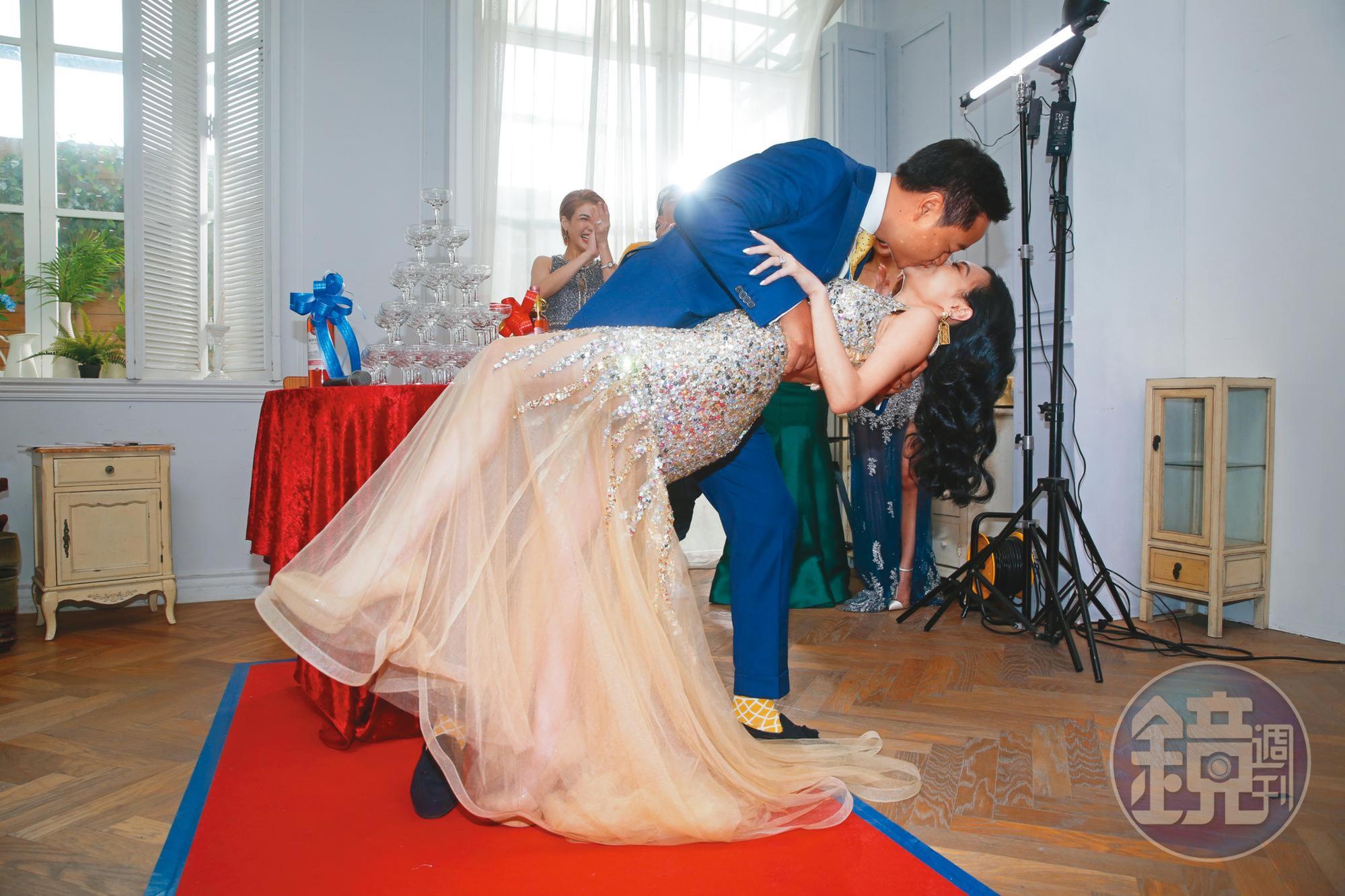王思佳穿得一身閃亮亮，下腰奶頂老公，可惜臉部表情頗難入鏡。