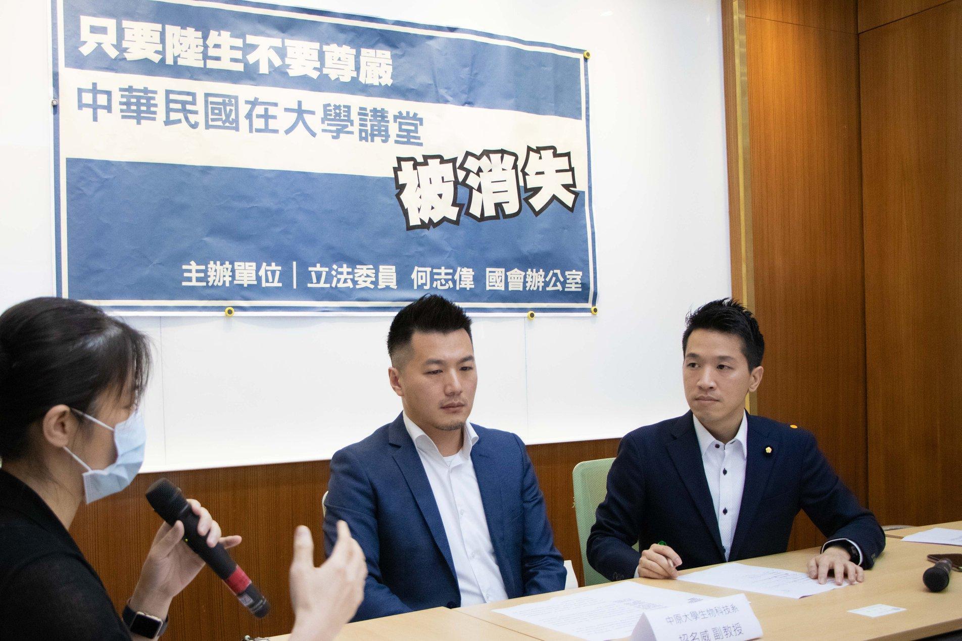 立委何志偉(右)指控,中原大學為保住陸生竟選擇二度要求招明威教授(中)道歉。(翻攝何志偉臉書)