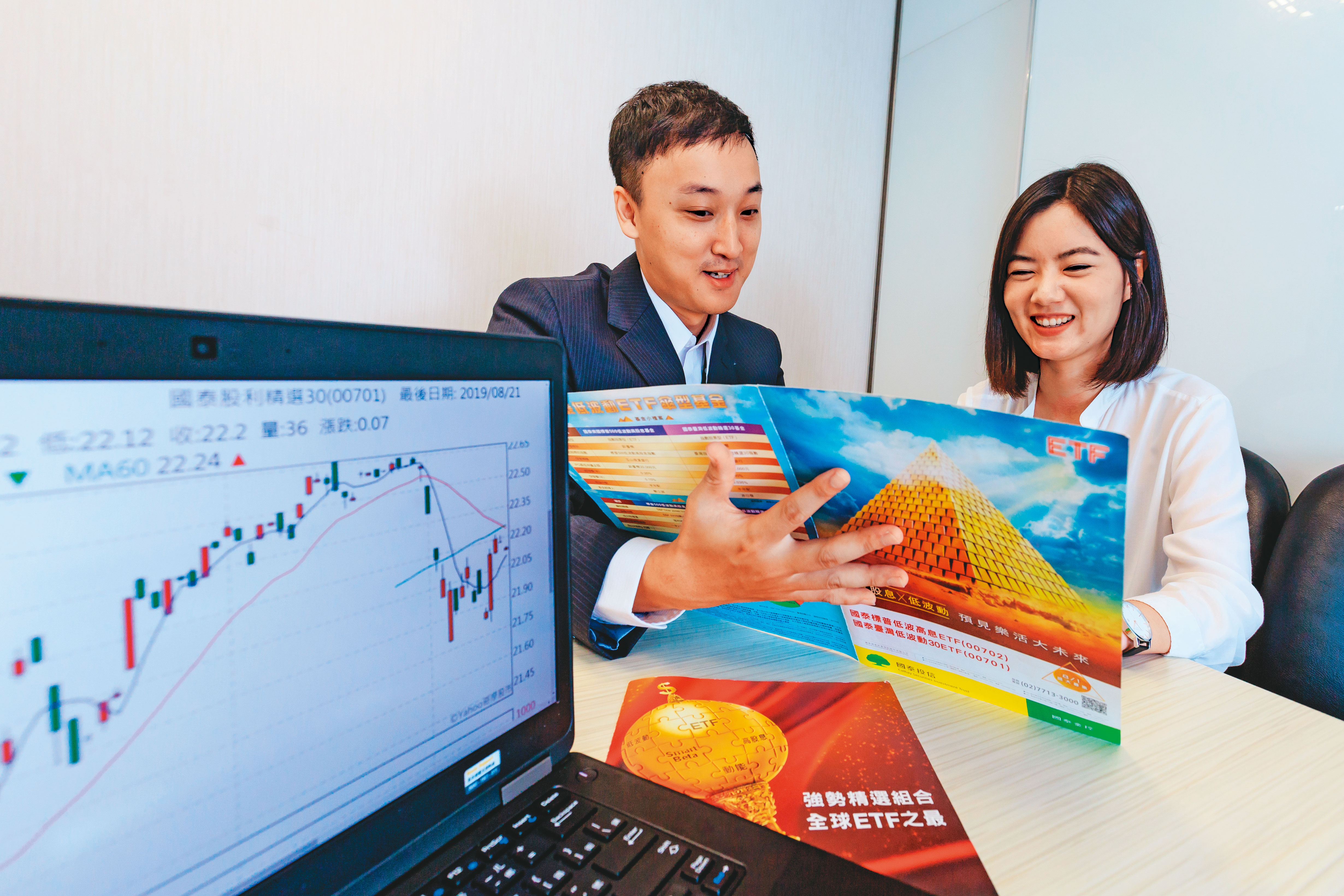 台灣投資人愛配息，標榜高息的ETF因此陸續推出，甚至還有強調低波動的產品。