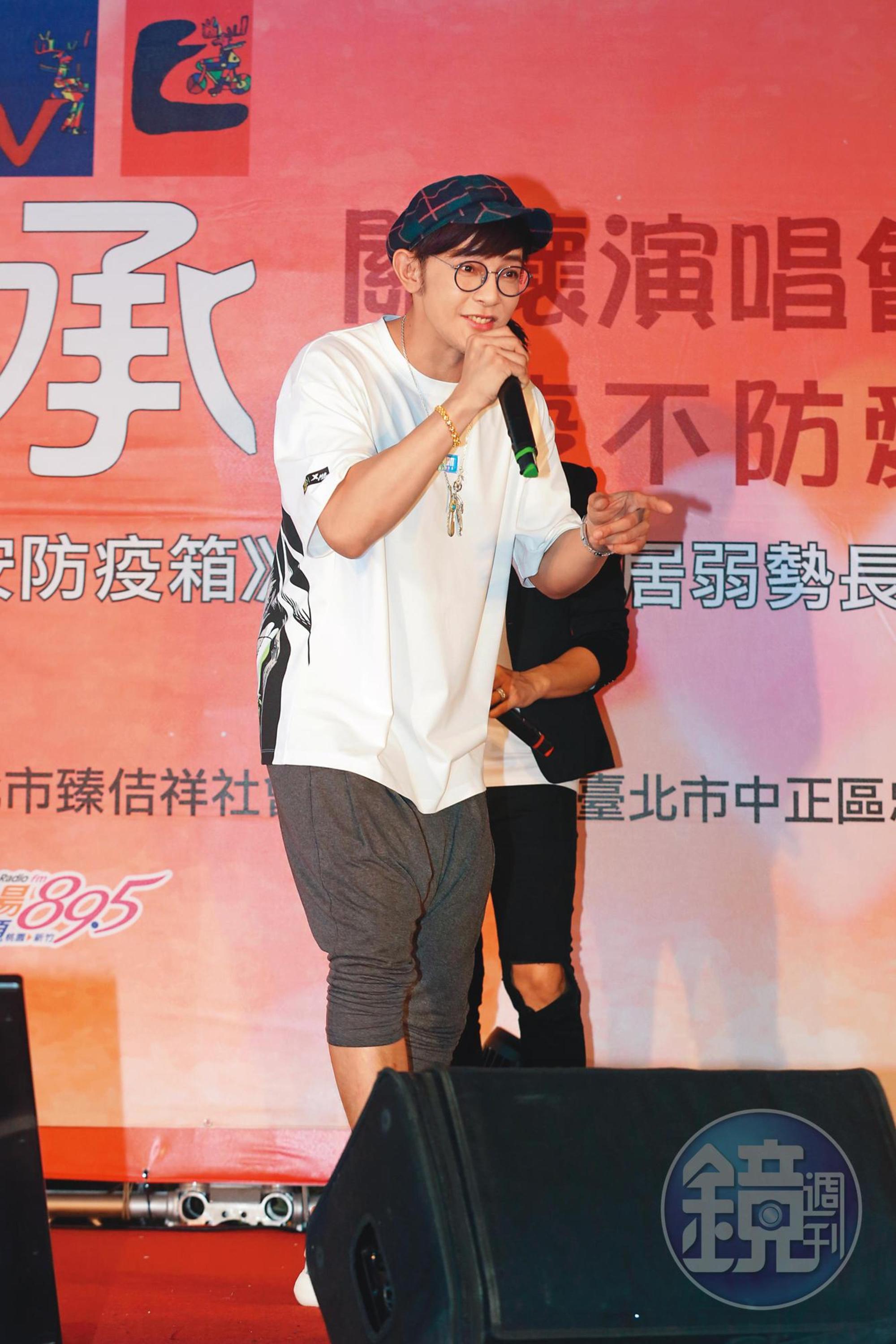 汪東城穿上之前周董常穿的「飛鼠褲」，他還搭配圓框眼鏡裝可愛。