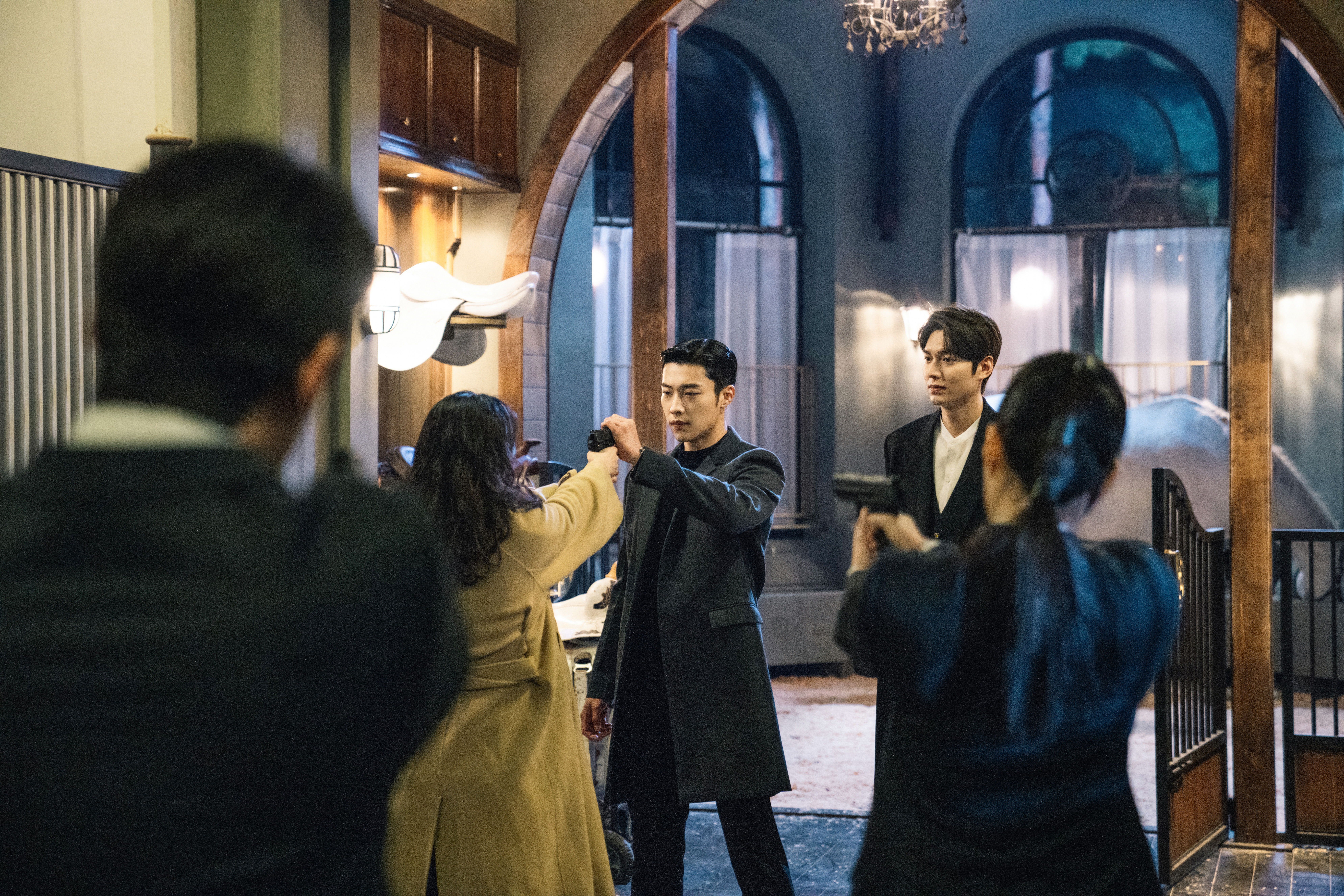 李敏鎬與男二禹棹煥(握槍者)的Bromance互動超吸睛。(Netflix提供)