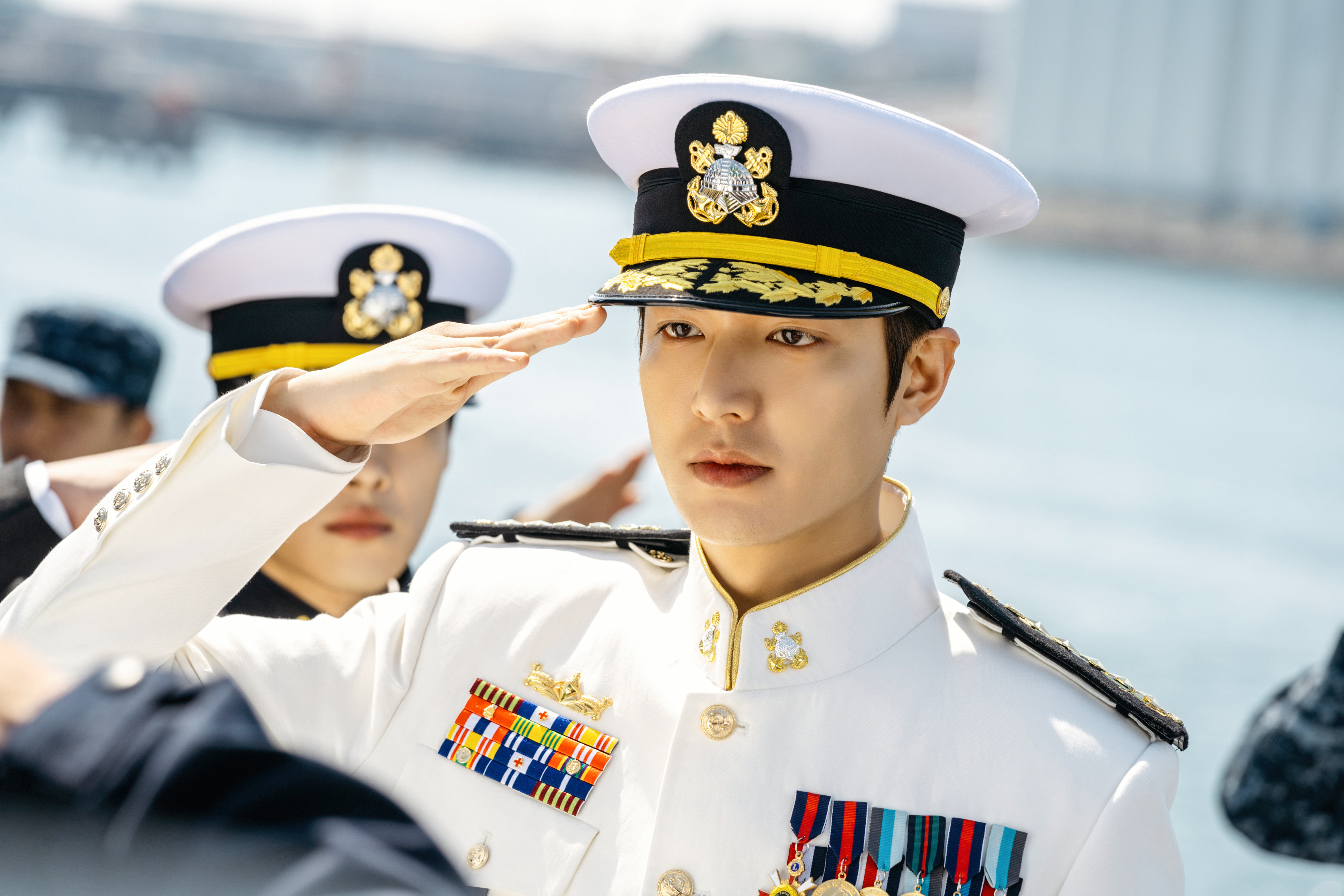 李敏鎬這身海軍制服迷倒許多女性觀眾。(Netflix提供)