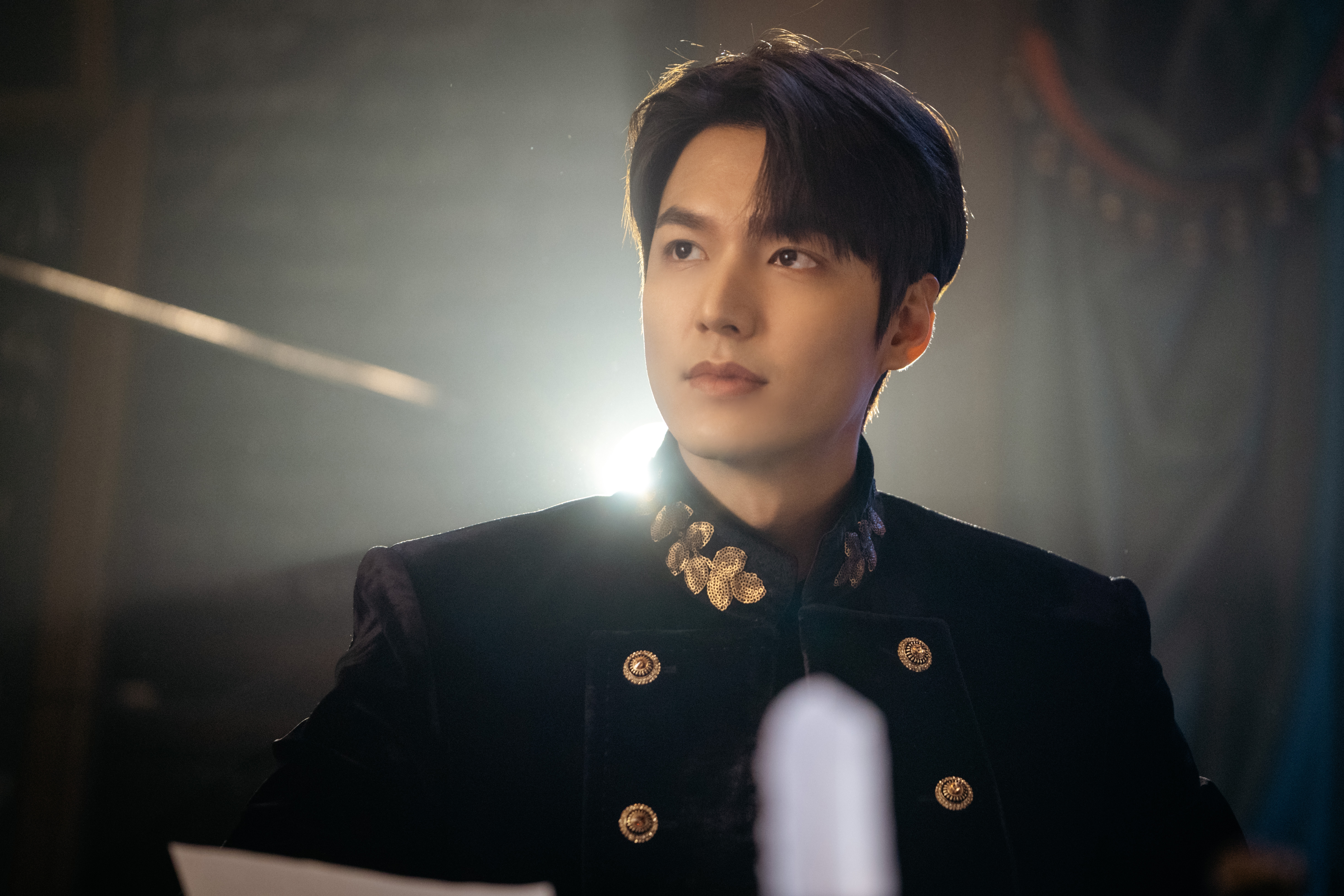 李敏鎬在《The King:永遠的君主》飾演假想世界的大韓帝國皇帝。(Netflix提供)