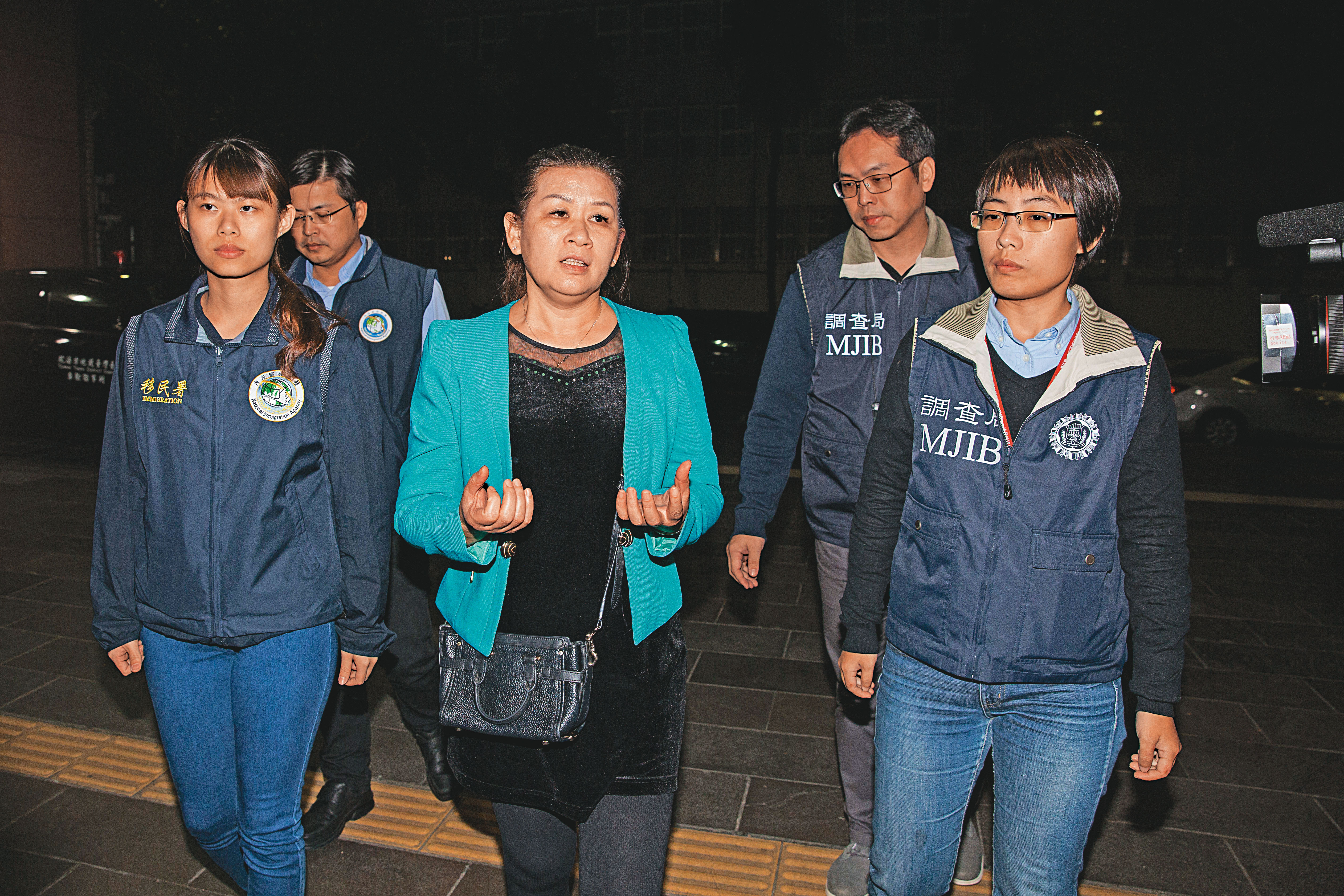 檢調一箭雙鵰，去年9月先查出統促黨立委候選人何建華（右）涉嫌賄選後，又查出何建華的微信群組出現替韓國瑜造勢訊息，進而破獲湖南台辦透過台商賄選買票。