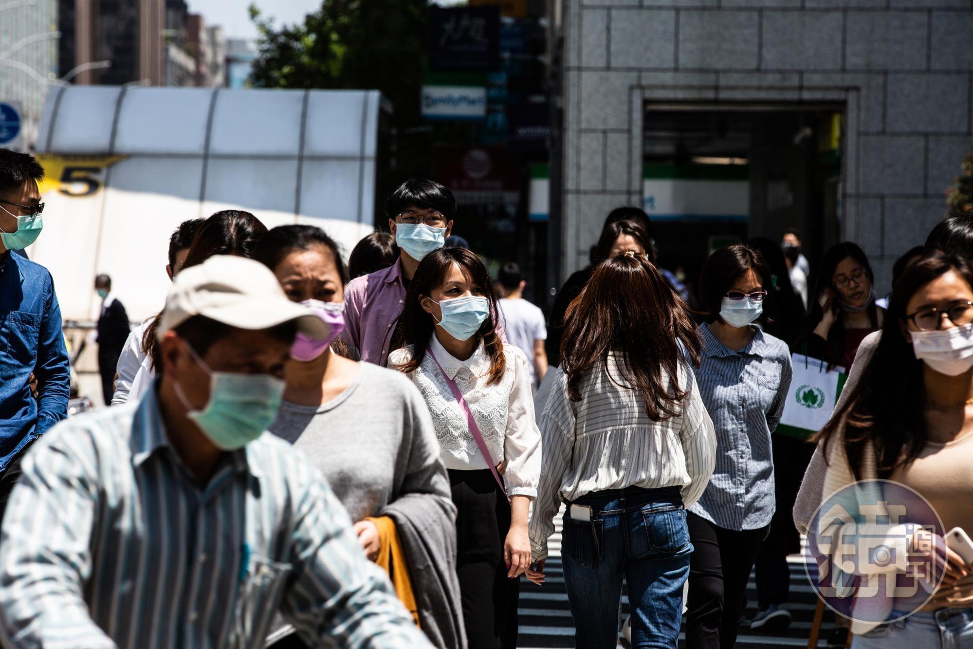 近期天氣炎熱,有民眾反映口罩越來越戴不住。圖為示意圖,當事人與本新聞無關。
