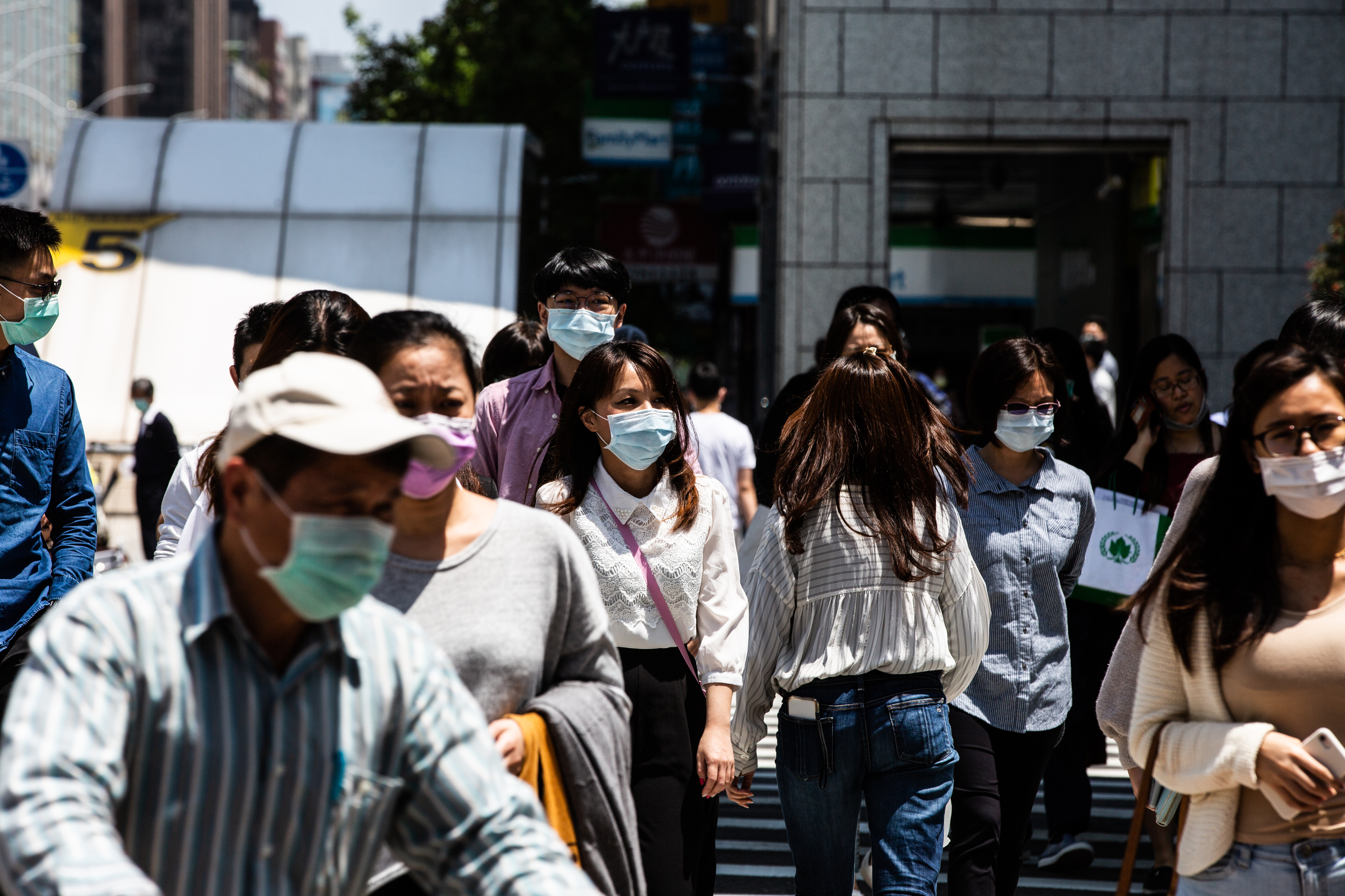 近期天氣炎熱，有民眾反映口罩越來越戴不住。圖為示意圖，當事人與本新聞無關。