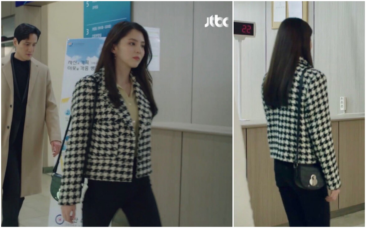 韓素希揹著Cavalcade Croco小型黑色包款，走路有風充滿氣場。（翻攝自網路）