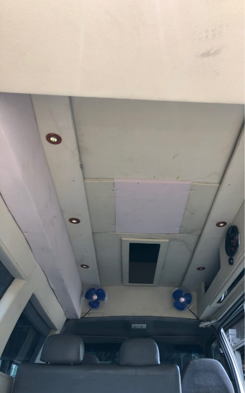 男子買了一台廂型車,但懷疑車子疑似之前是靈車,於是PO網詢問。(翻攝自PTT)