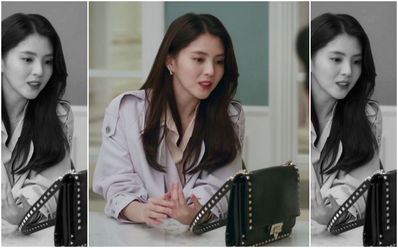 韓素希的強勢作風令人憤怒，觀眾只能靠欣賞桌上Valentino Garavani Rockstud美包消氣。（翻攝自網路）