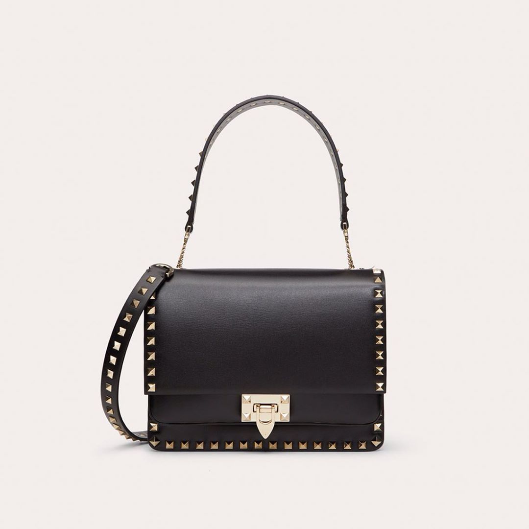 Valentino Garavani Rockstud鉚釘裝飾翻蓋提包(附鉚釘裝飾長背帶)。NT$85,000(翻攝自網路)