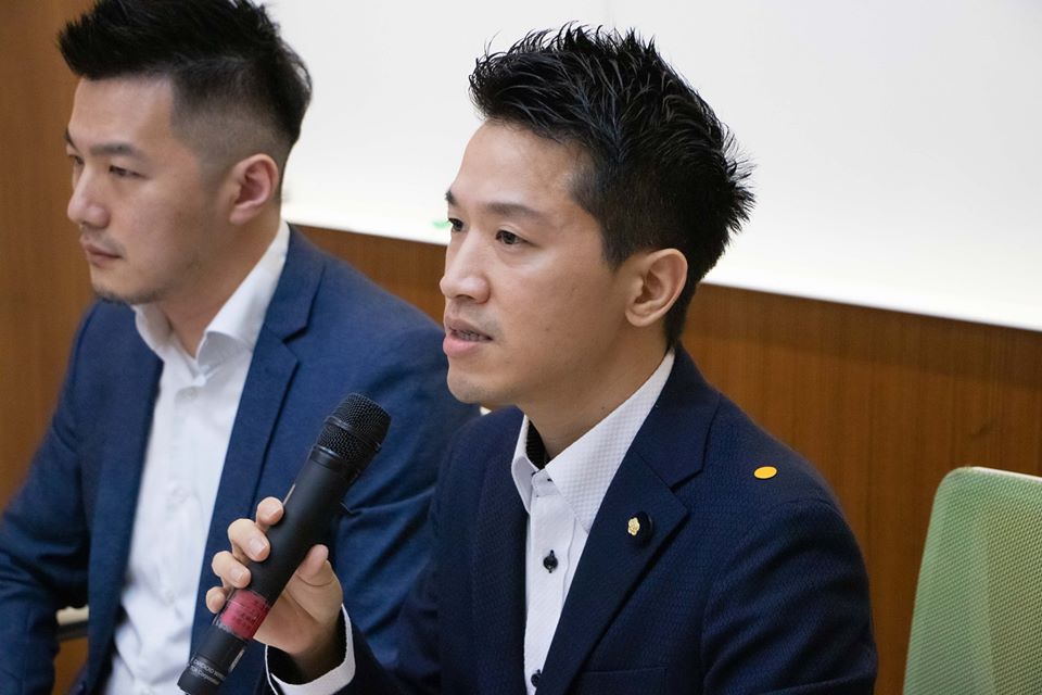 中原大學副教授招名威（左）與立委何志偉與昨召開記者會。（翻攝何志偉臉書）