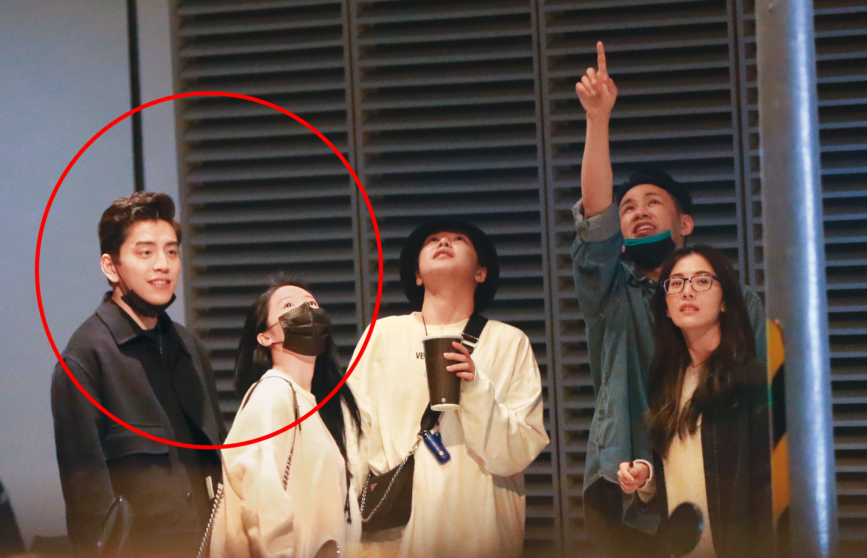 年初王大陸（左一）因為疫情暫時未能回對岸工作，與Ivy（左二）相處時間多了不少，還被本刊直擊與友人一起看電影約會。