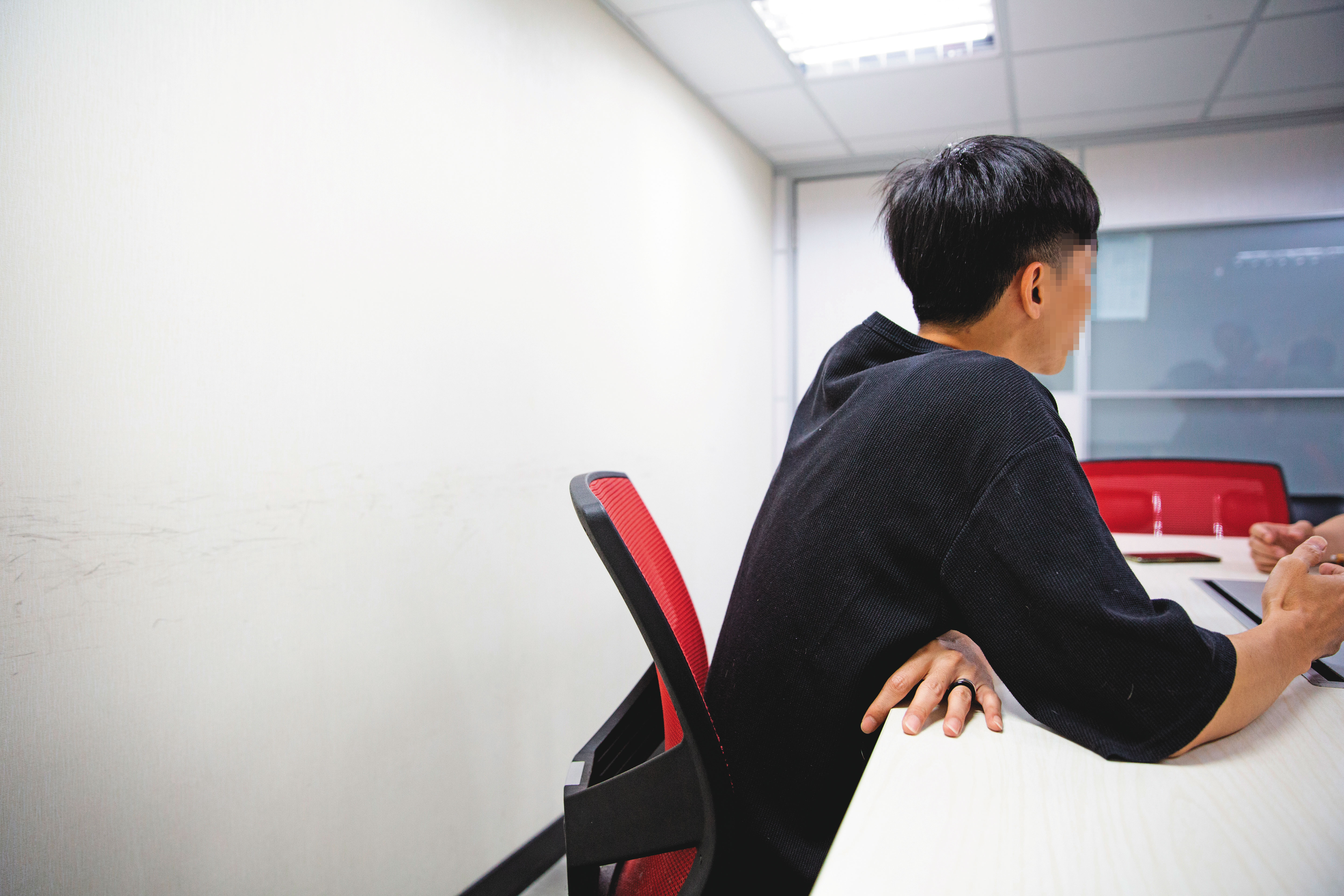 酒店經紀小南認為，只因一個小姐確診，就剝奪其他人的工作權，並不公平。