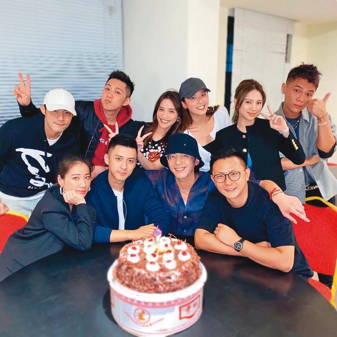 去年謝睿宸(前排右二)過30歲生日,與女友妞妞(後排右三)及一群好友一起慶生。(翻攝自謝睿宸IG)