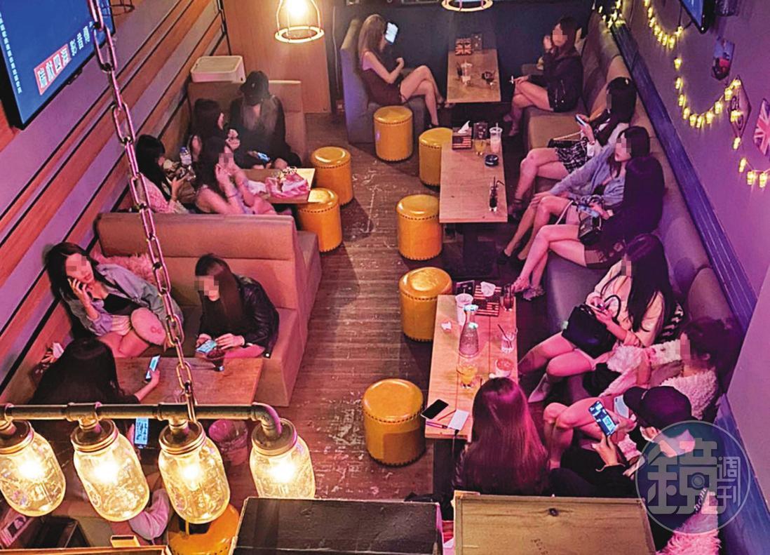 全台酒店勒令停業後，許多小姐轉型成傳播妹，聚集在酒吧待命。（讀者提供）