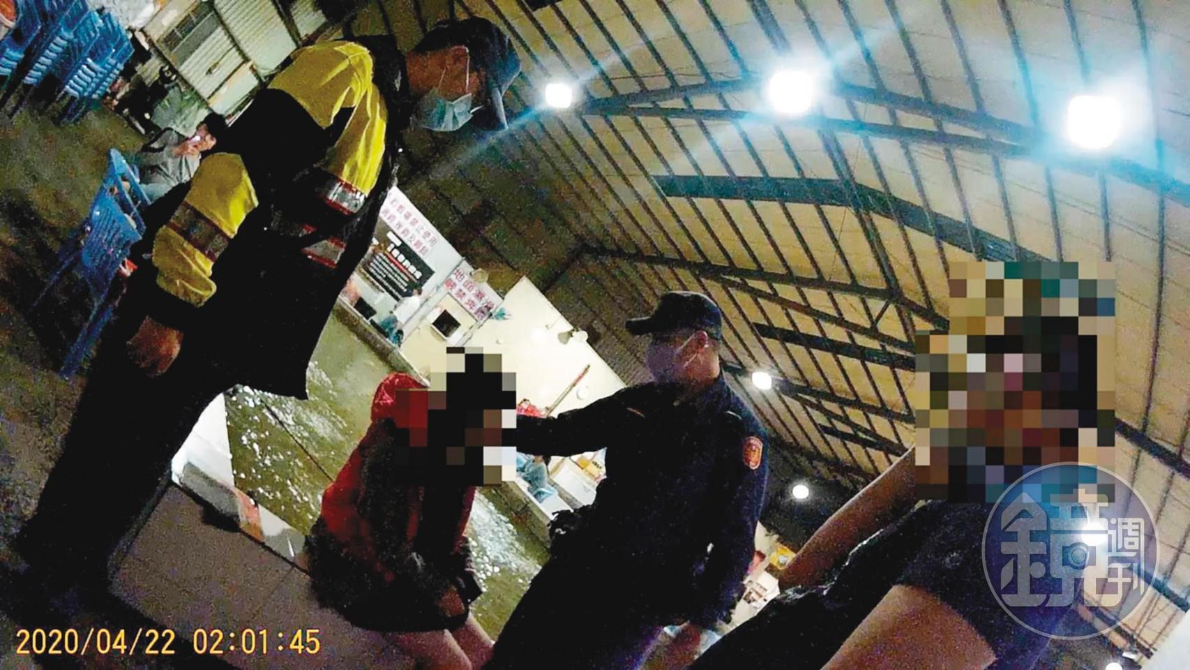 桃園警方查獲卡拉ok業者承租釣蝦場包廂,找小姐陪客人飲酒作樂。(翻攝畫面)