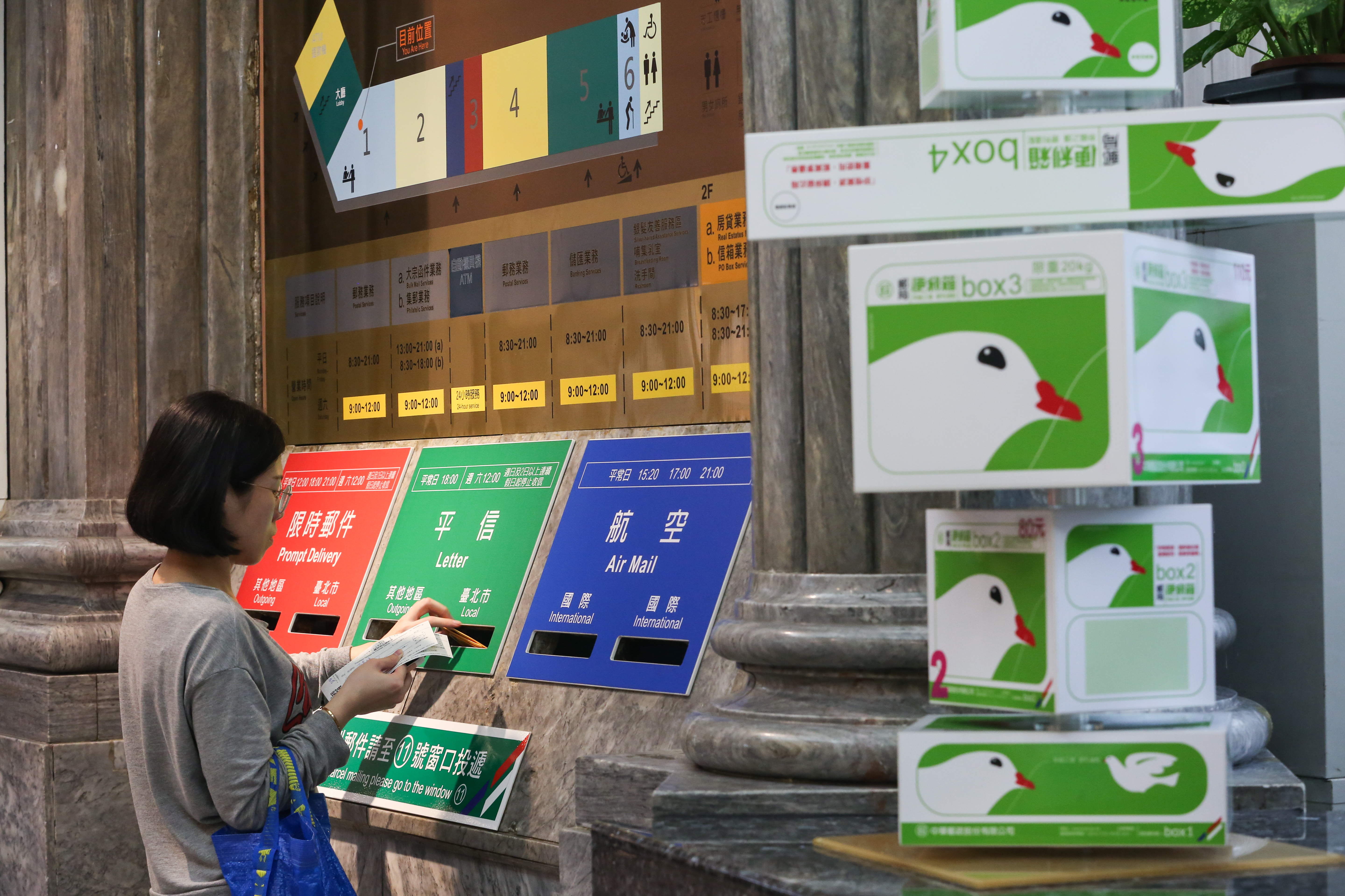 快遞包裹實名認證制將在本週五上路，未來海外網購族得先報關。圖為示意圖，當事人與本新聞無關。