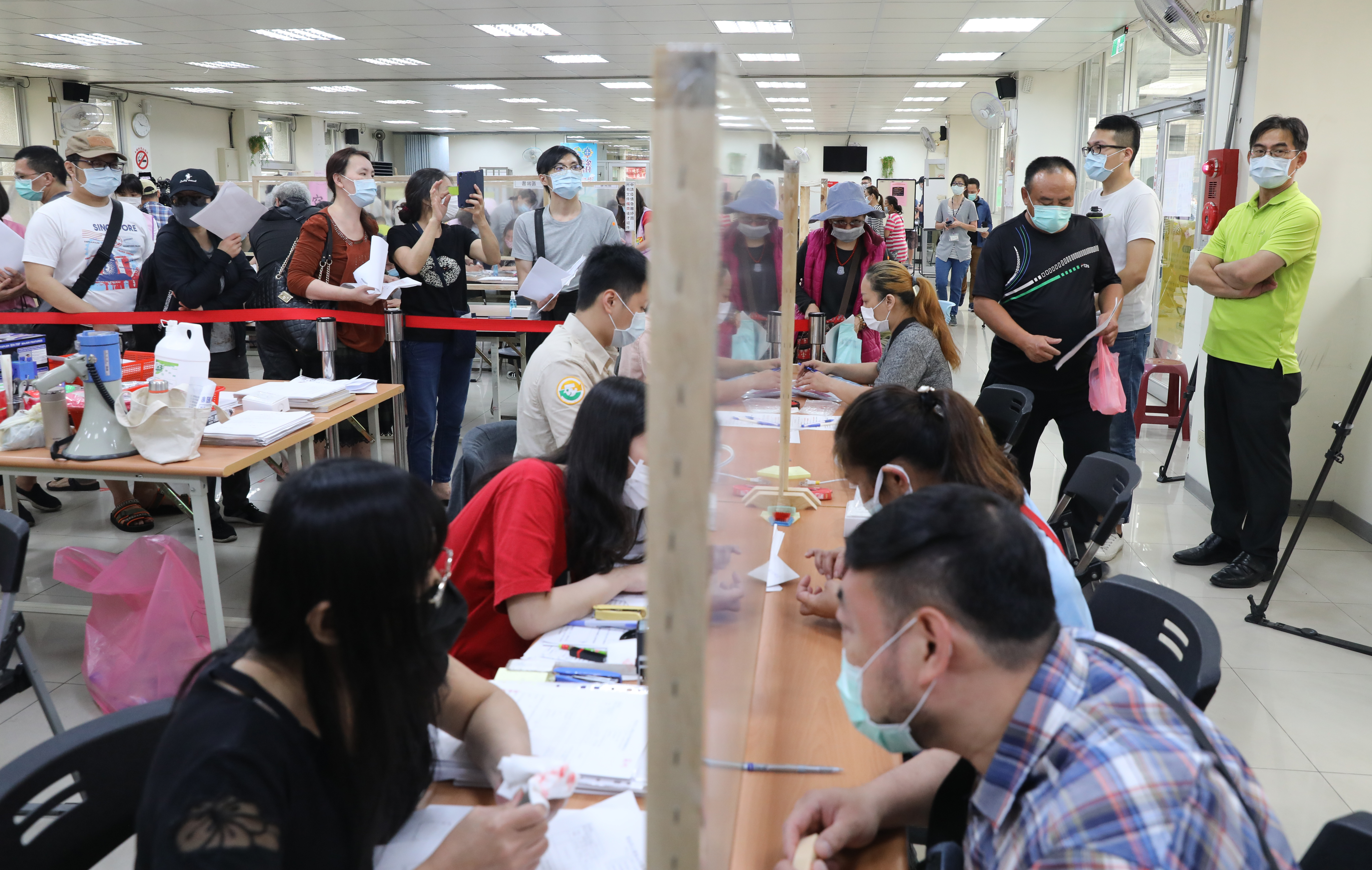 受疫情影響百業蕭條，申請紓困案再引發爭議。示意圖，非當事者。