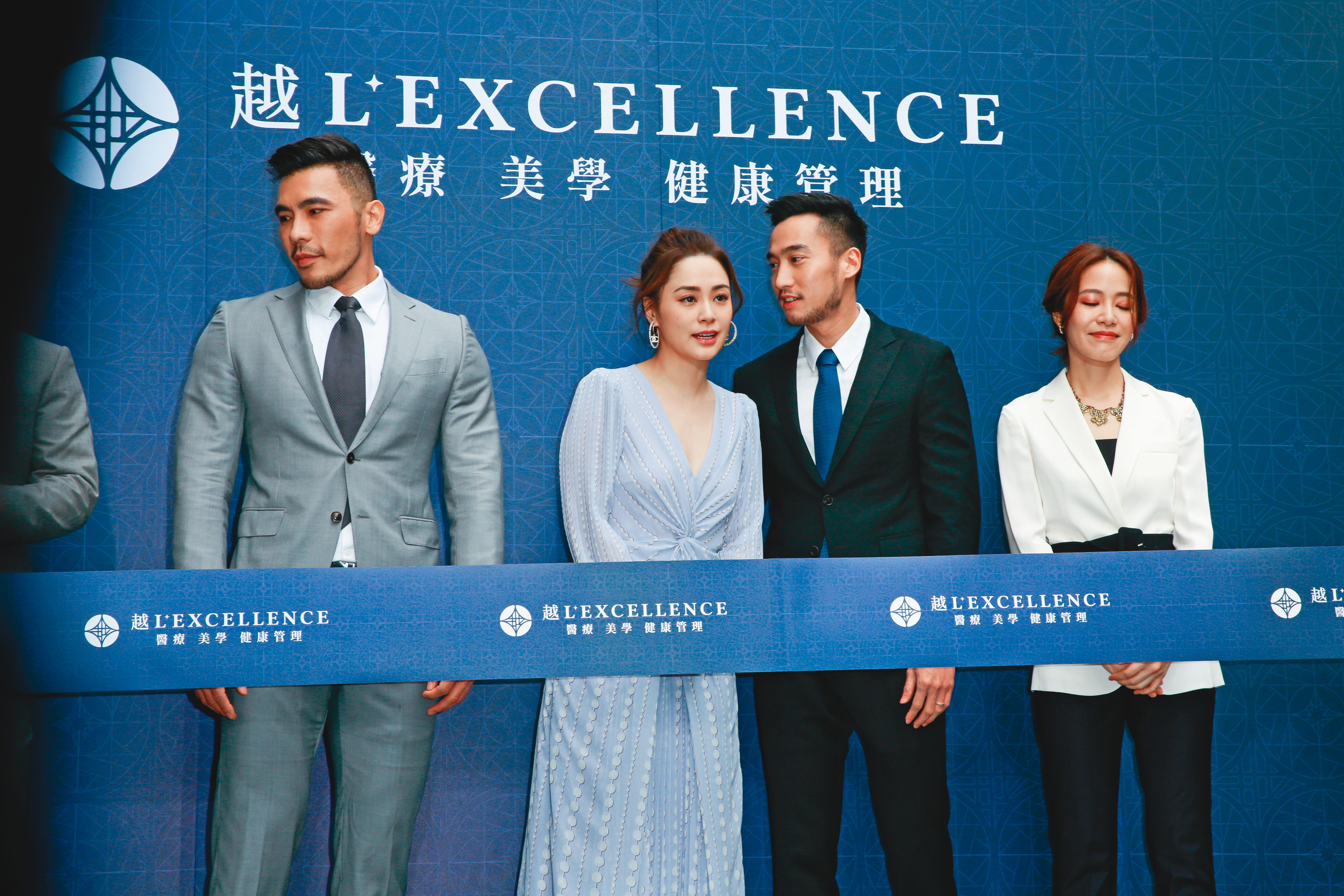 去年十二月,賴弘國(右二)的醫美診所開幕,雖已動念離婚,但阿嬌仍幫賴弘國站台,維持假面夫妻關係。