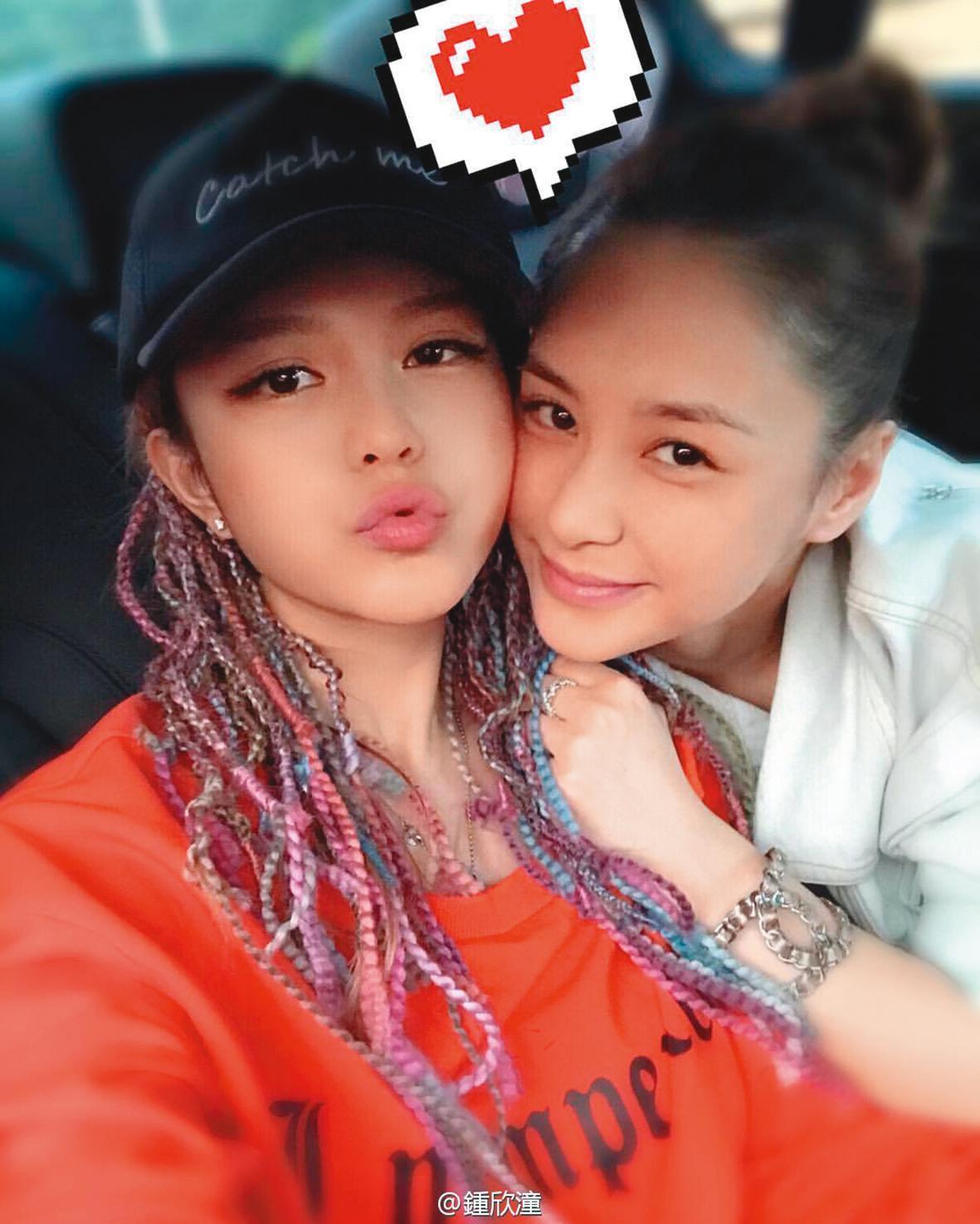 阿嬌跟周揚青（左）是好閨密，早在阿嬌婚變前，周揚青就曾發文寫下「我中有妳，妳中有我，旁邊那男人我看不到。」（翻攝自鍾欣潼微博）