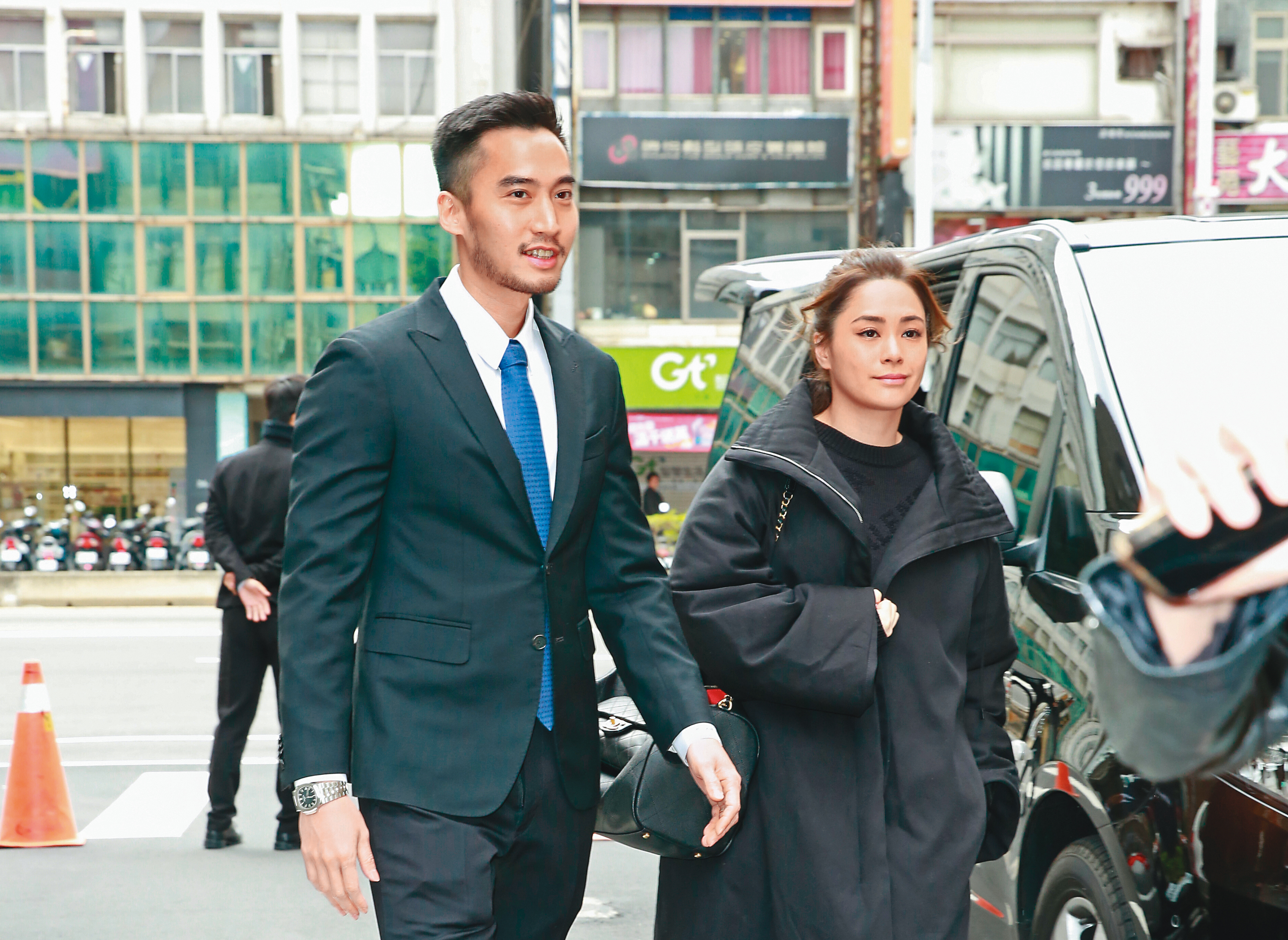 雖然阿嬌（右）在香港有醫美代言，但為了力挺老公賴弘國的診所，特別飛到台北支持。