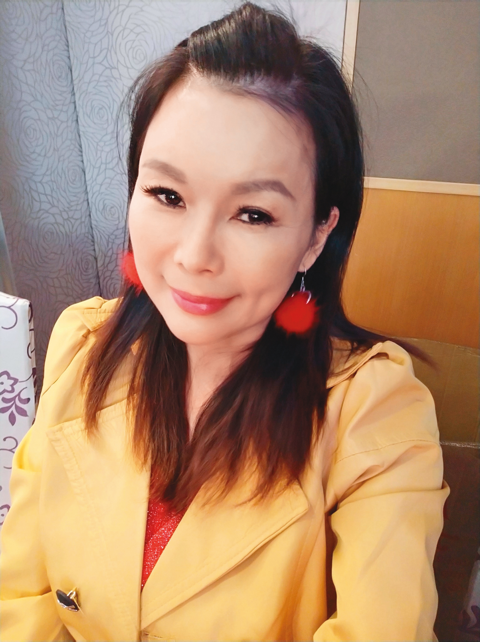 在談話性節目聊婚姻生活，與大15歲民意代表詹永煌結婚的她，抱怨另一半不體貼，近4個多月沒有性生活，生活數度發生摩擦，婚姻名存實亡。