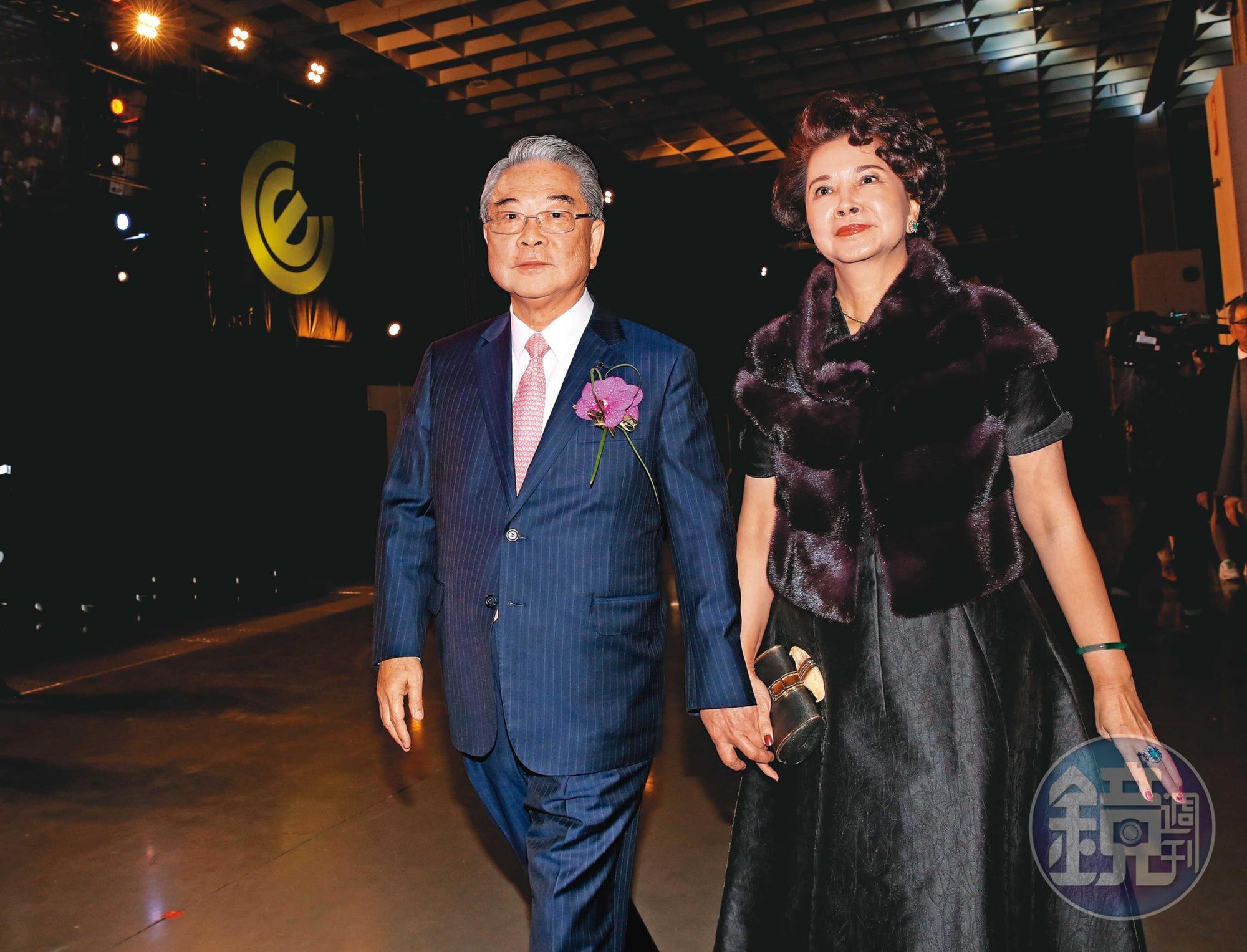 許勝雄夫妻鶼鰈情深,他很在意公司裡面不可以亂搞關係,只要辦公室戀情公開,男女雙方不是離職,就是調離原單位。