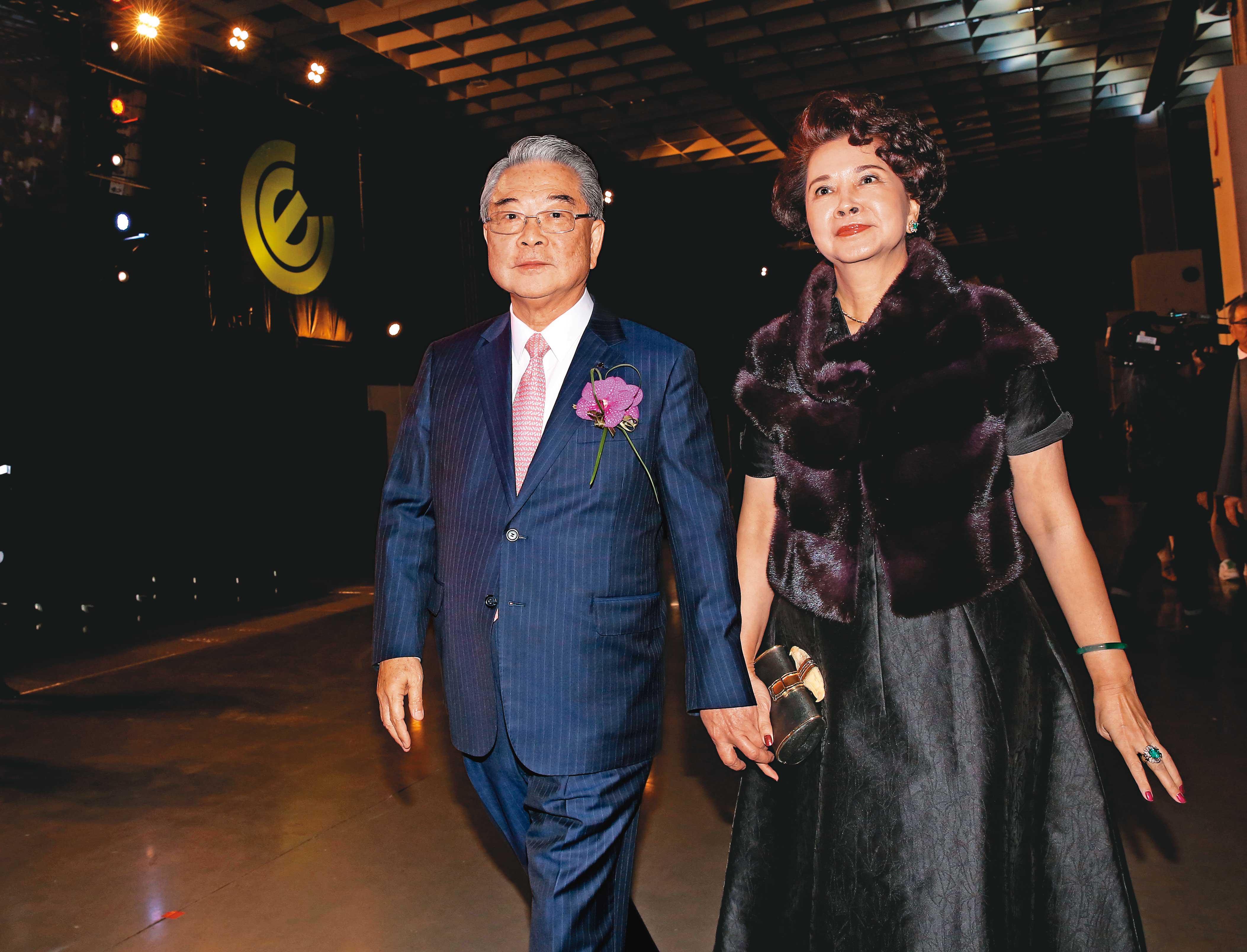 許勝雄夫妻鶼鰈情深,他很在意公司裡面不可以亂搞關係,只要辦公室戀情公開,男女雙方不是離職,就是調離原單位。