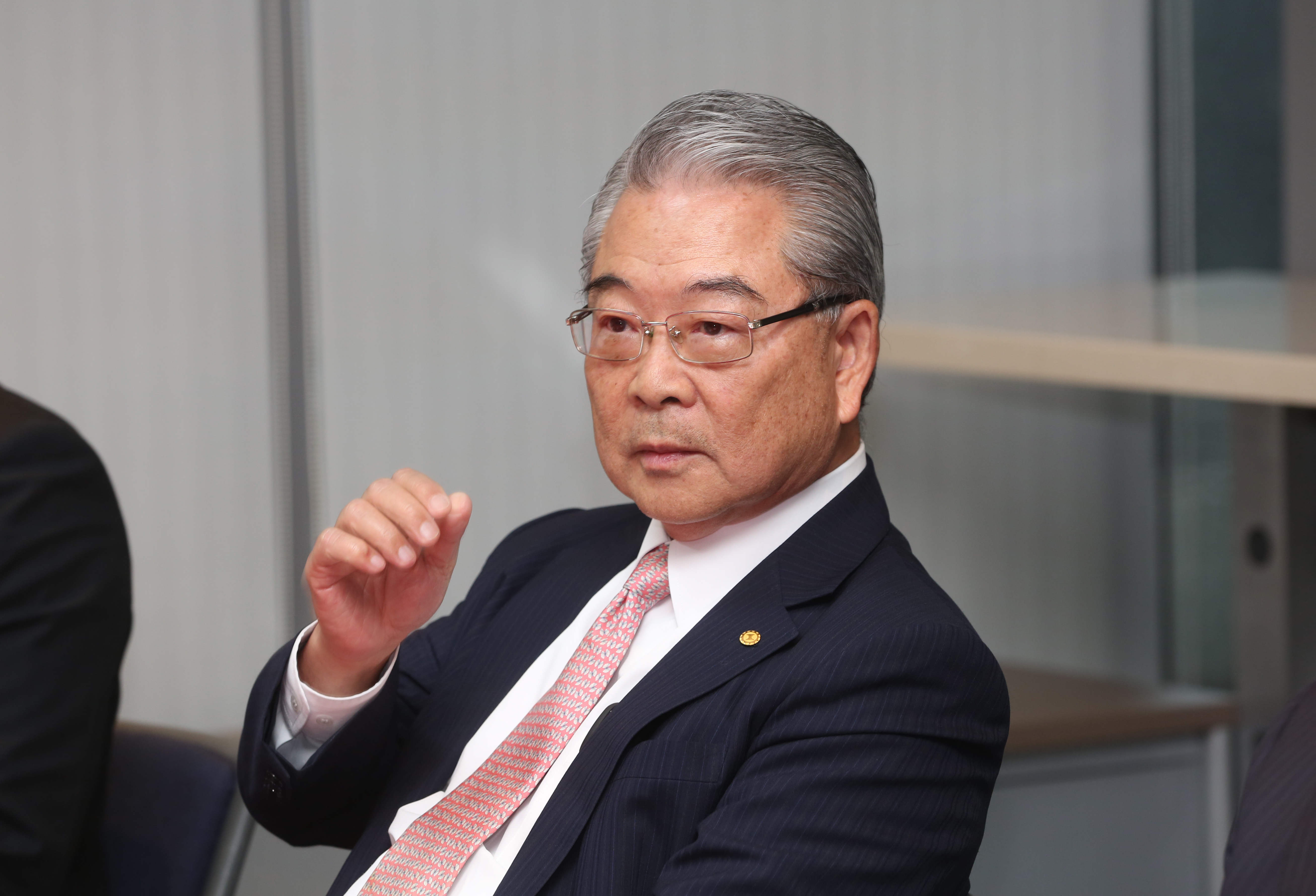 向來充分授權的許勝雄多年來已經淡出金寶管理，但他上週二卻召開臨時董事會，並罕見到位於深坑的金寶總部召開主管會議。