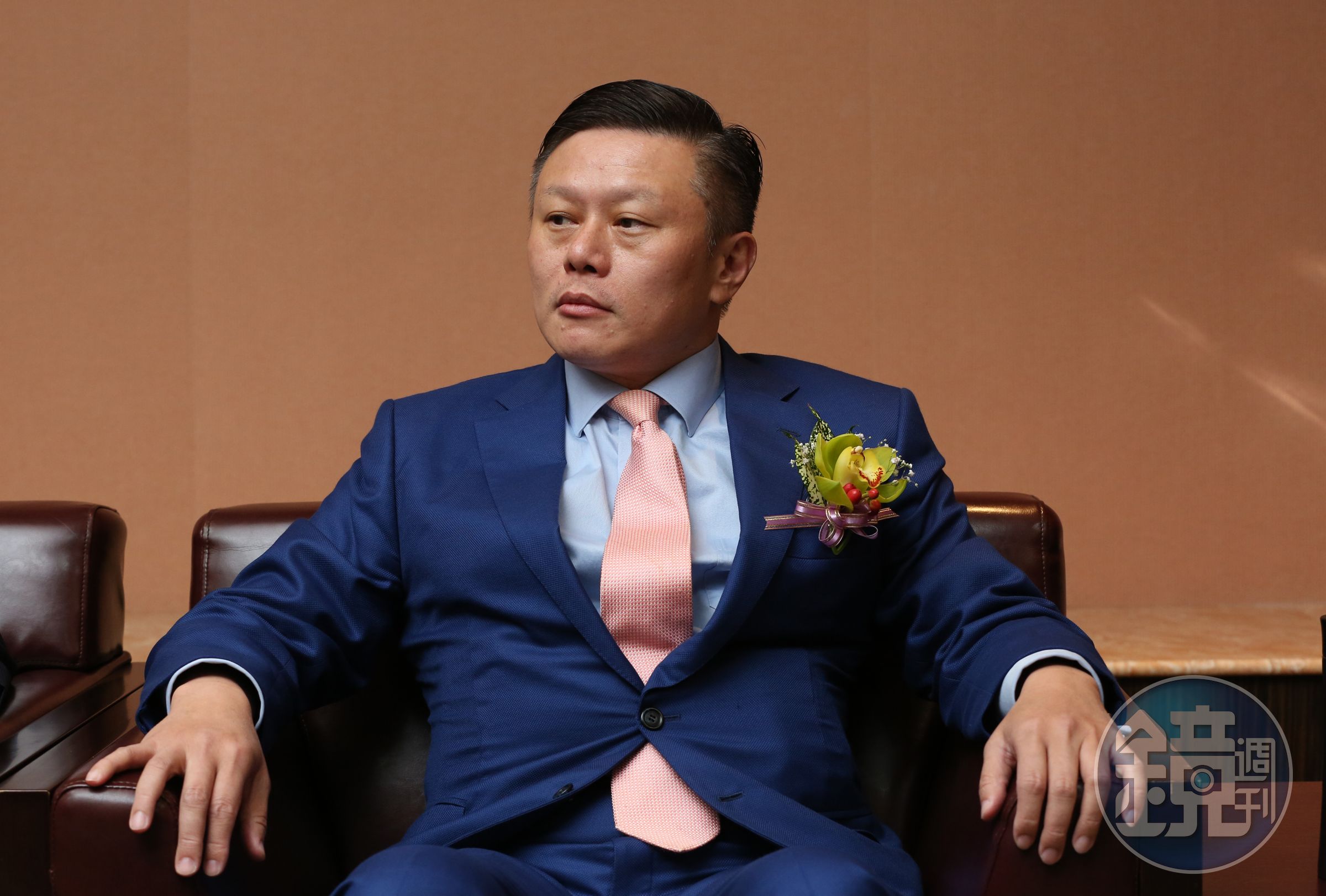 金寶電子突然在公開資訊觀測站上公告，董事及總經理沈軾榮基於身體健康及減少工作負荷因素辭任。