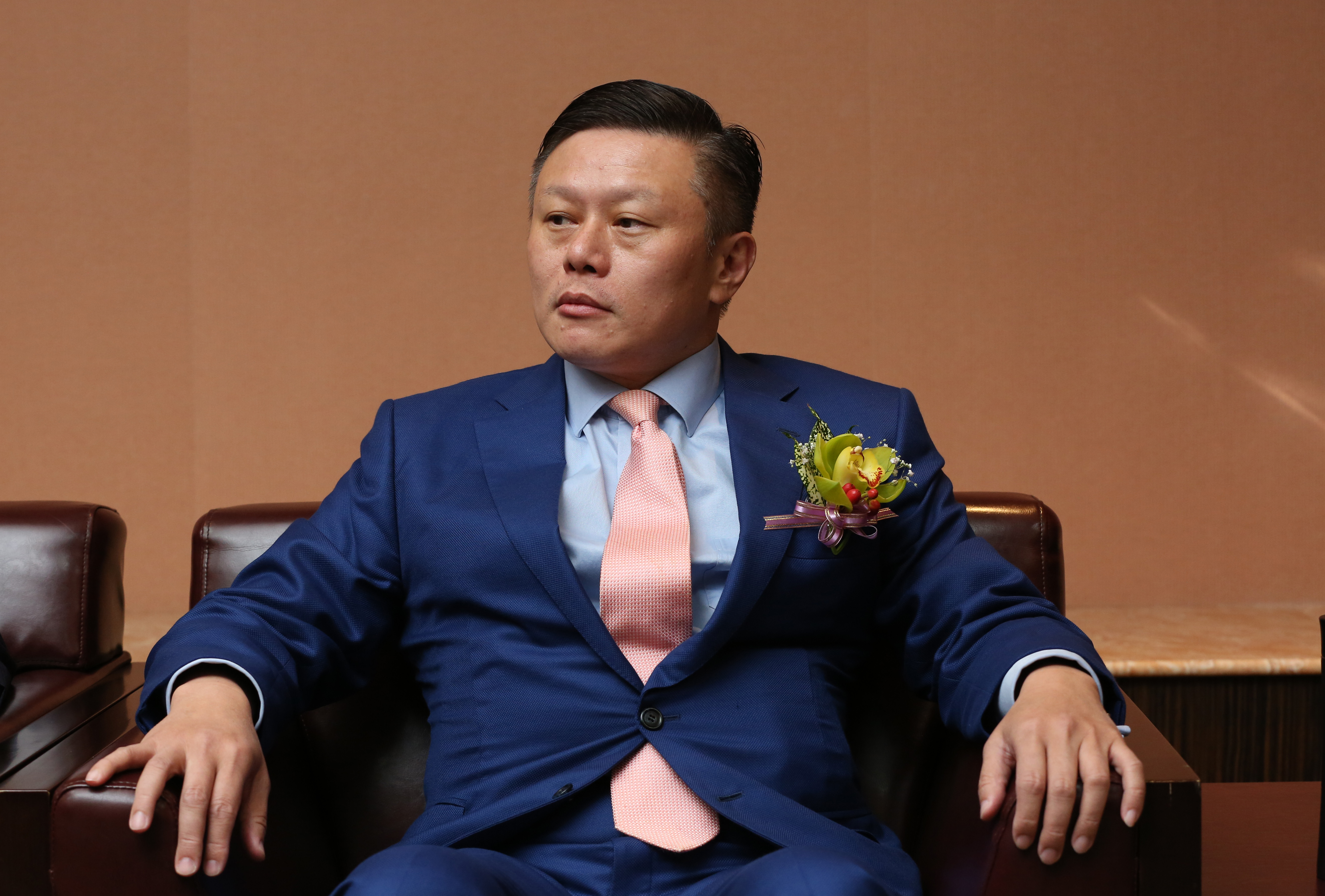 金寶電子突然在公開資訊觀測站上公告，董事及總經理沈軾榮基於身體健康及減少工作負荷因素辭任。