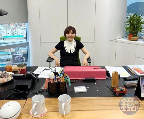 潘修玉把自己在辦公室上班的照片傳給友人，證明自己的行銷長職務未受影響。（讀者提供）