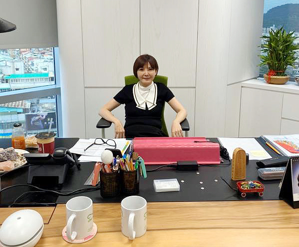 潘修玉把自己在辦公室上班的照片傳給友人，證明自己的行銷長職務未受影響。（讀者提供）