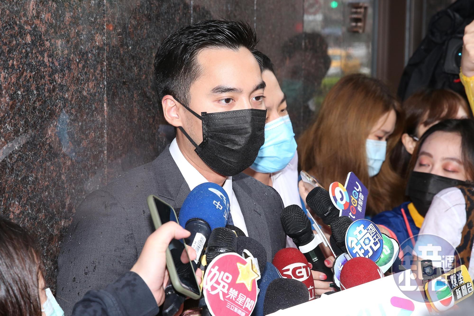 賴弘國12日早上在診所前召開記者會。