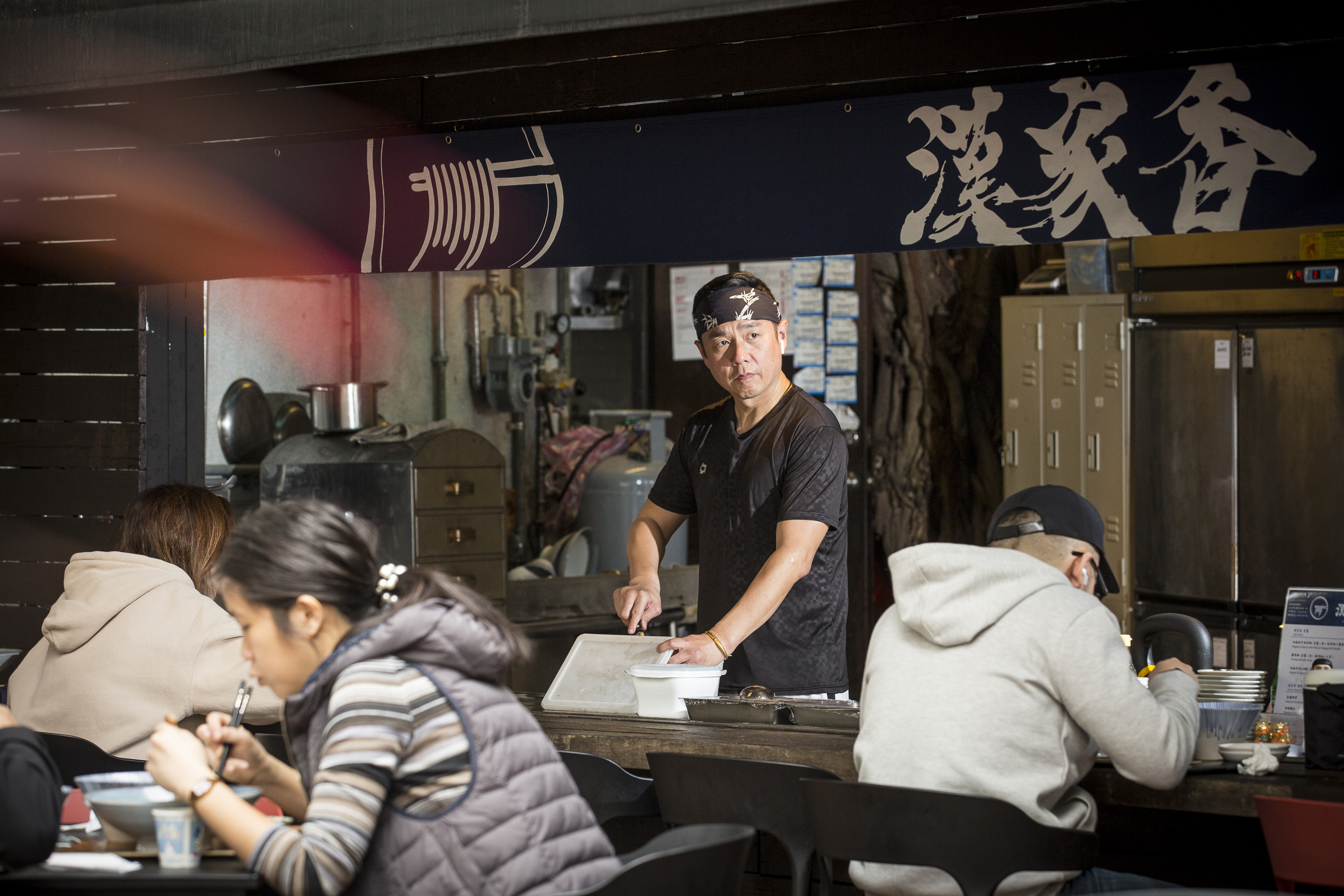 張兆漢曾經進出監獄4次，蹲17年苦牢，三年前出獄後，徹底揮別匪類的自己。從網路賣椒麻醬到開實體店面，都是一人打拚，開啟自己的椒麻人生。