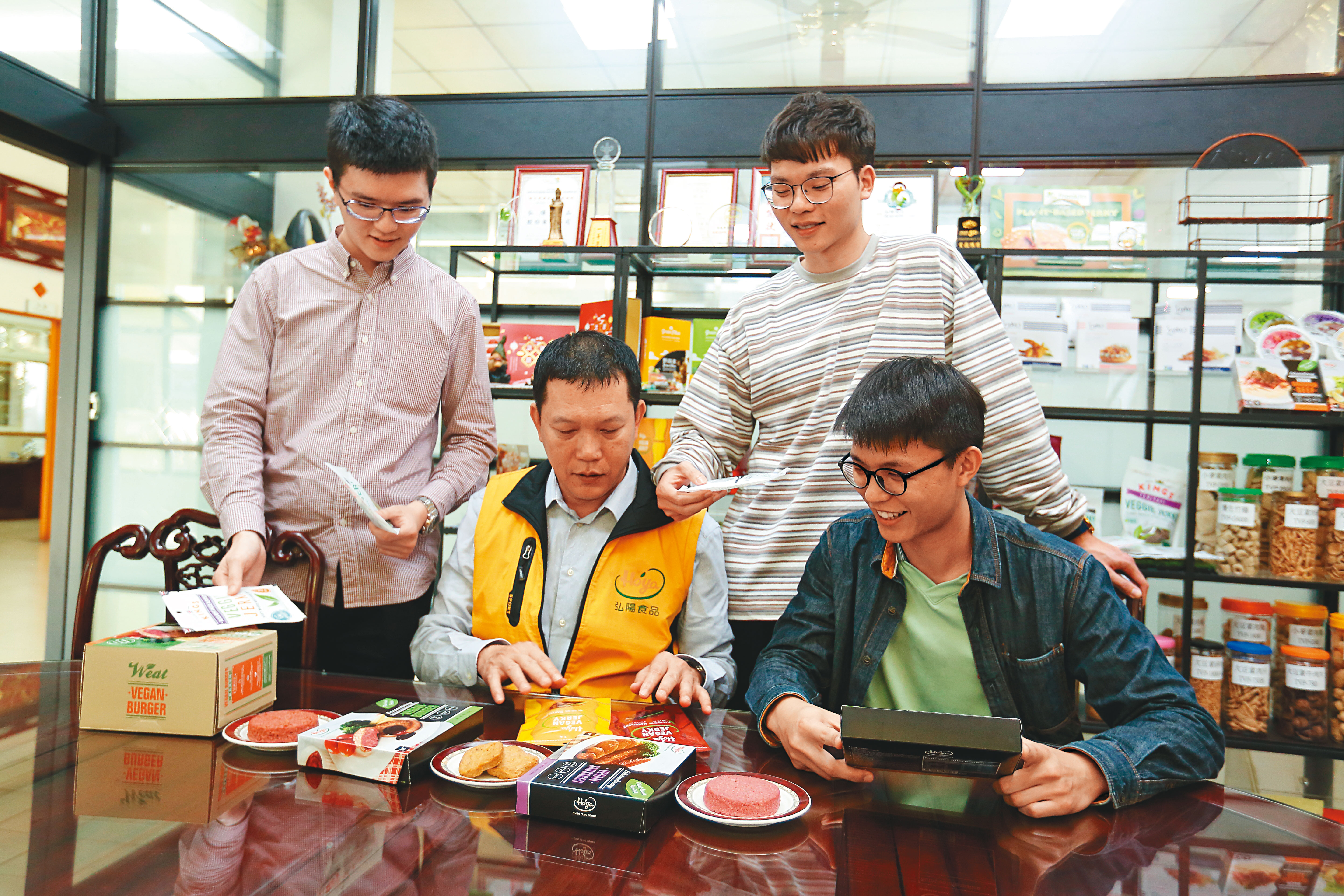 謝奇峯的3個兒子全進弘陽幫忙，希望品牌能更年輕化，不再侷限於素食的定位。