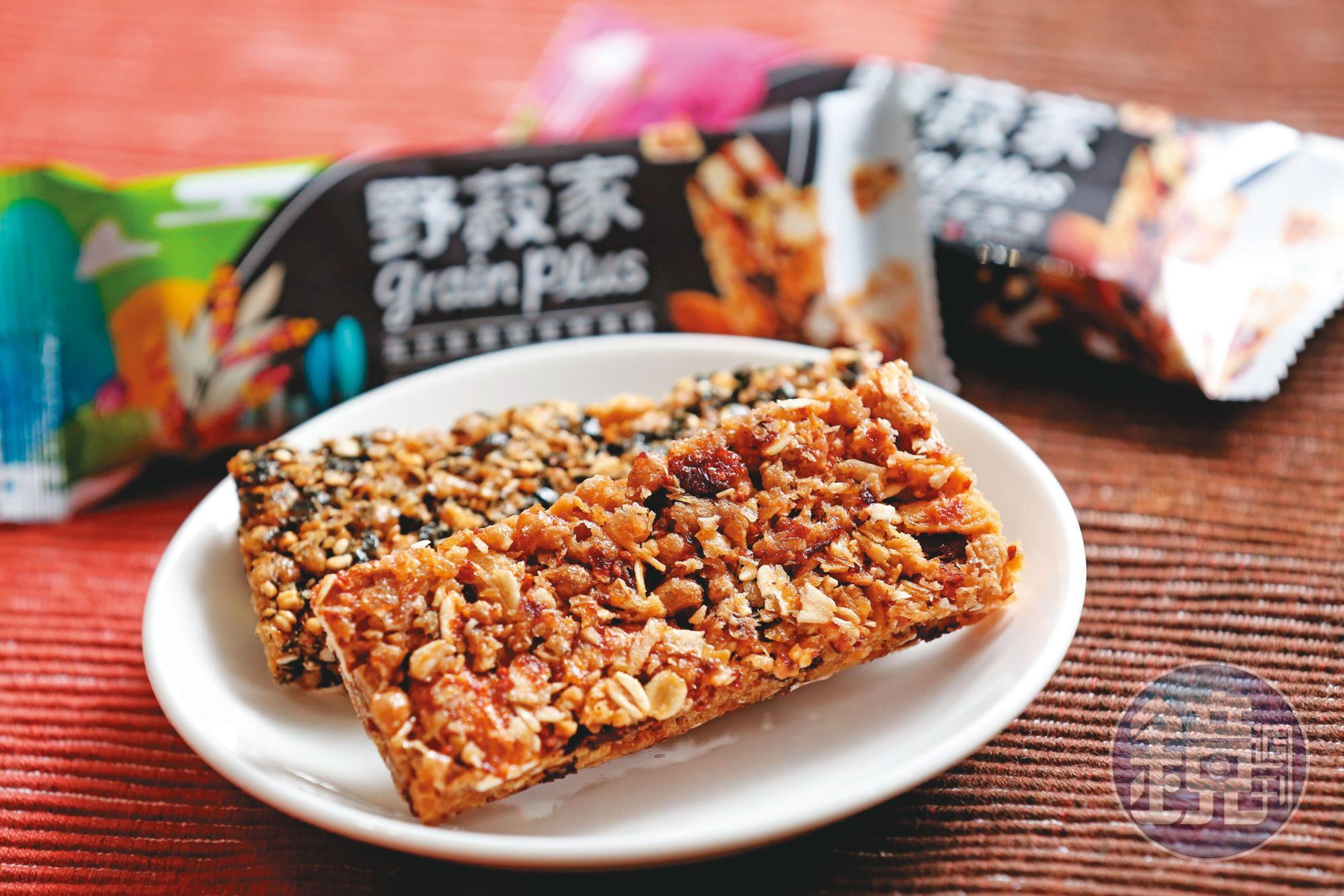 弘陽的營養棒主要成分為穀物,甜度低且有飽足感,成為馬拉松跑者與減肥族群的最愛。(39元/條)