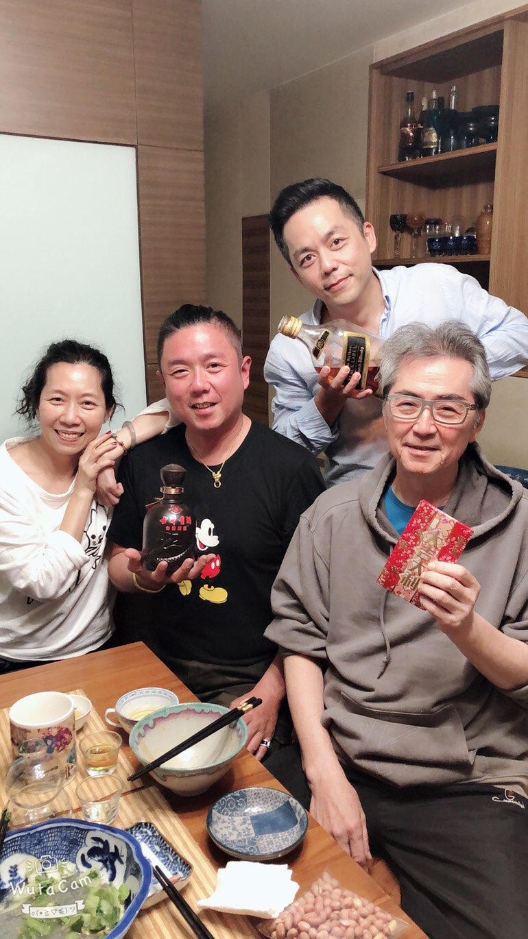 張父是古董商，兄姊也各自事業有成，唯獨張兆漢從小讓人操心。努力創業後，總算開心與父親、兄姊一起過年。（張兆漢提供）