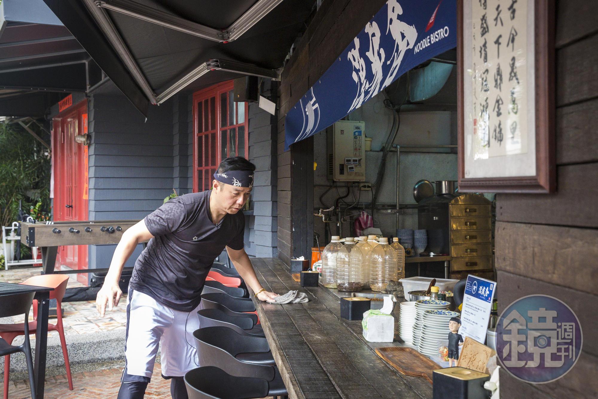 張兆漢每天一早5點採買，8點準時到店裡備料，11點營業，麵店所有工作都他一人做。