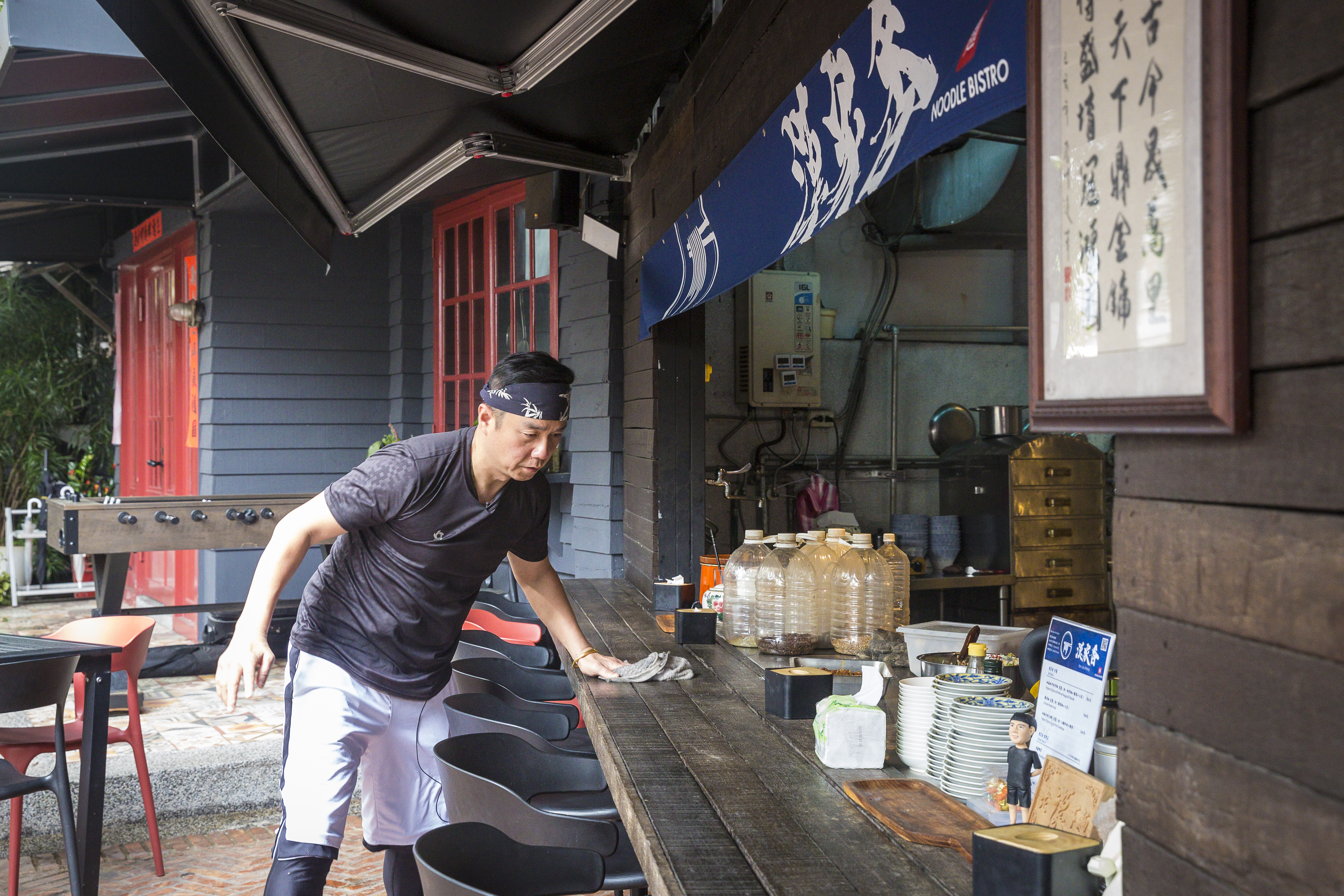 張兆漢每天一早5點採買，8點準時到店裡備料，11點營業，麵店所有工作都他一人做。