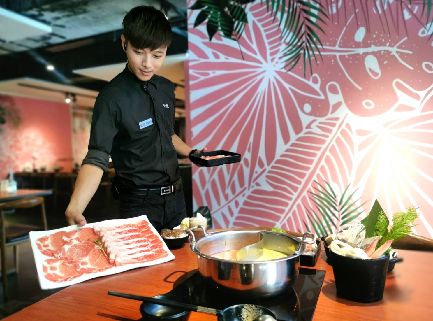 火鍋龍頭肉多多集團逆勢操作，19日起將以「火鍋趴」模式展開全台聯合招募，廣招餐飲菁英。（肉多多集團提供）