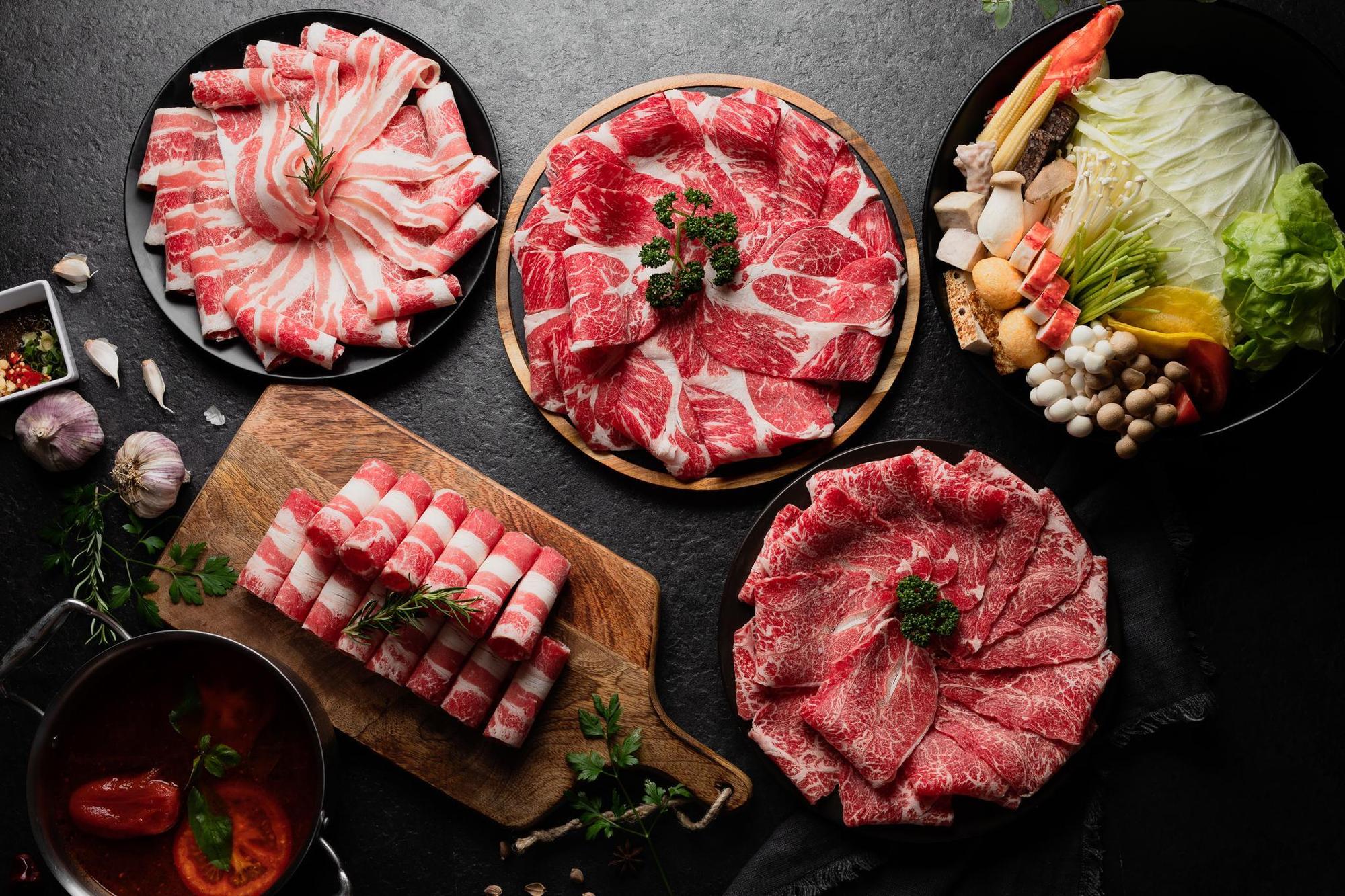 肉多多火鍋標榜大分量肉盤，近年在競爭激烈的餐飲市場快速崛起。（肉多多集團提供）