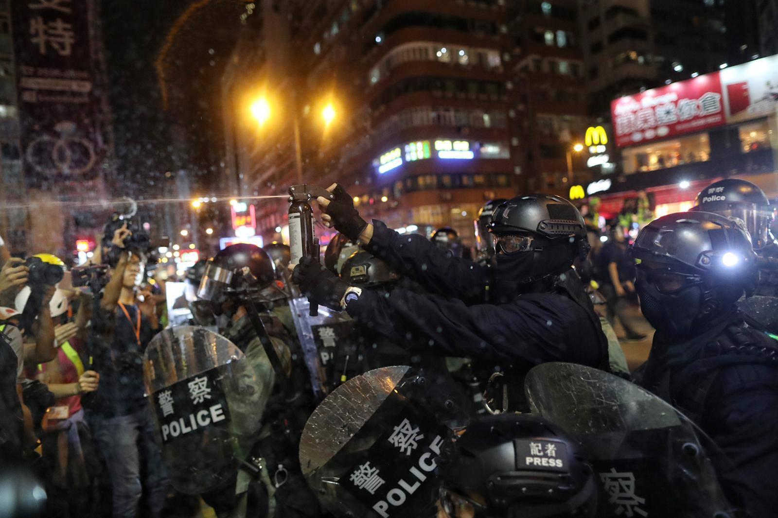 昨日香港民眾上街遊行，1名孕婦被港警推倒後送醫無礙。（資料照，翻攝自香港記者協會 Facebook）