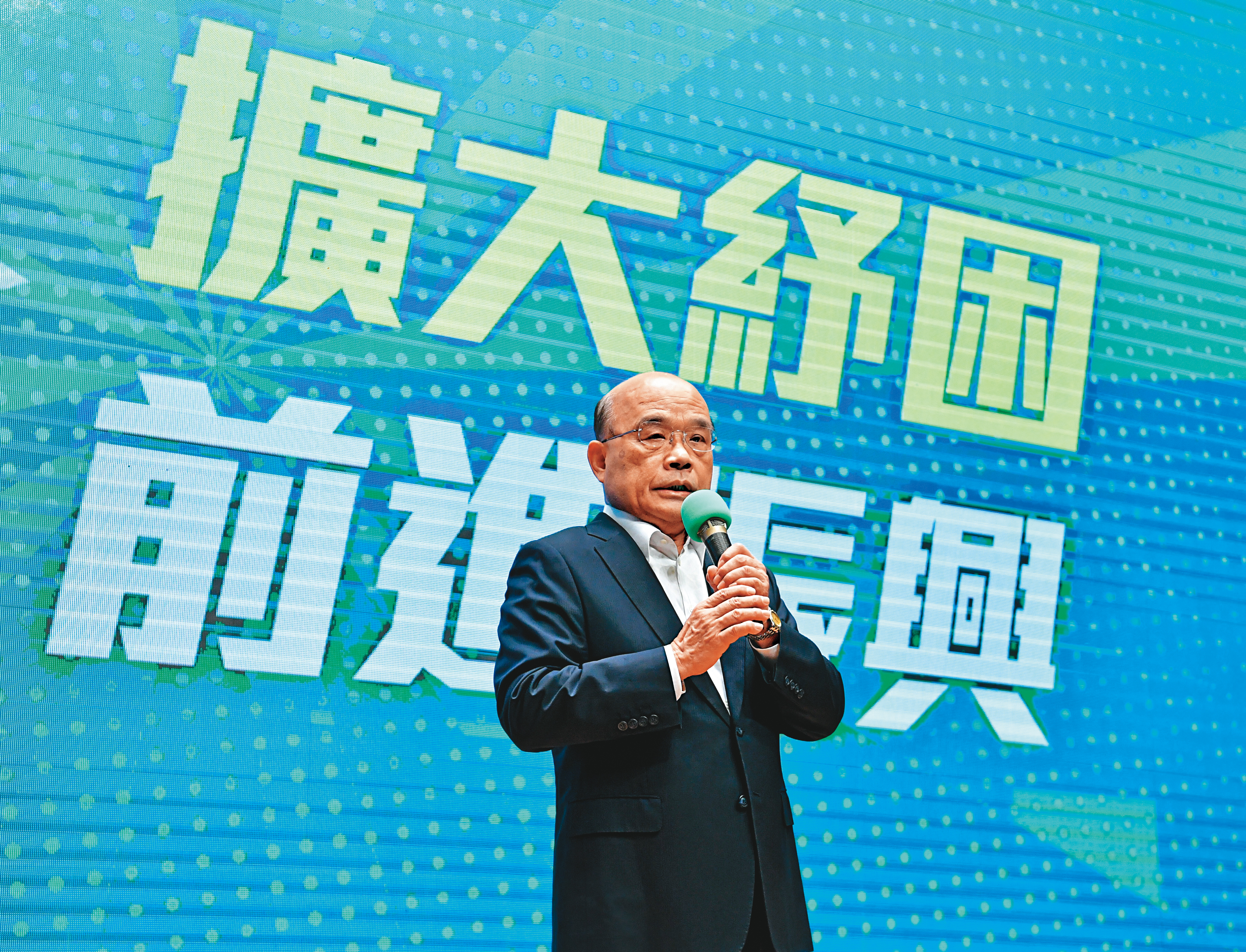 行政院長蘇貞昌率領政院團隊力拚在疫情落底後儘速振興經濟。（行政院提供）