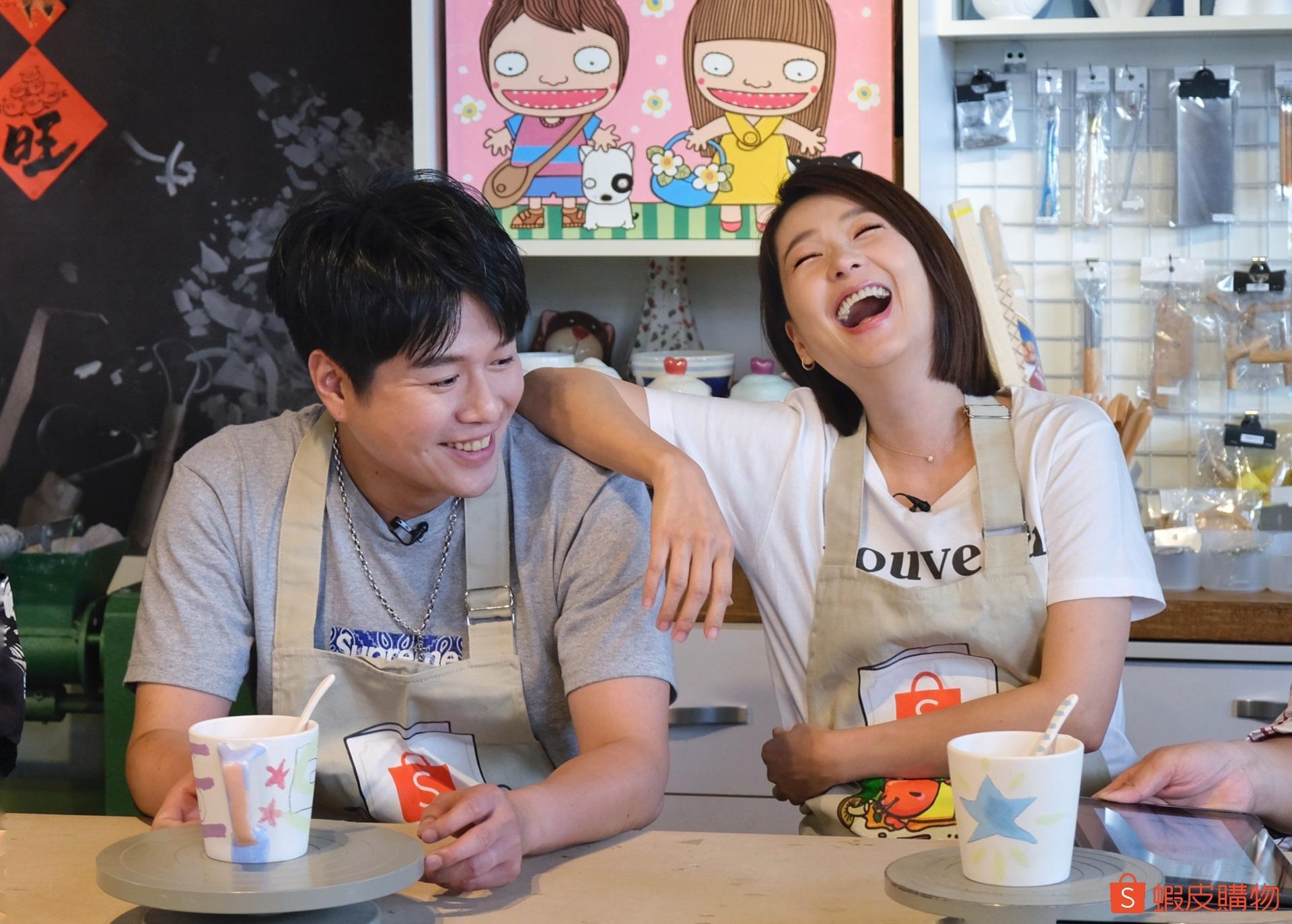 李易、六月下個月將迎來結婚9週年，昨（11日）現身蝦皮直播《聊聊大明星》。（蝦皮直播提供）