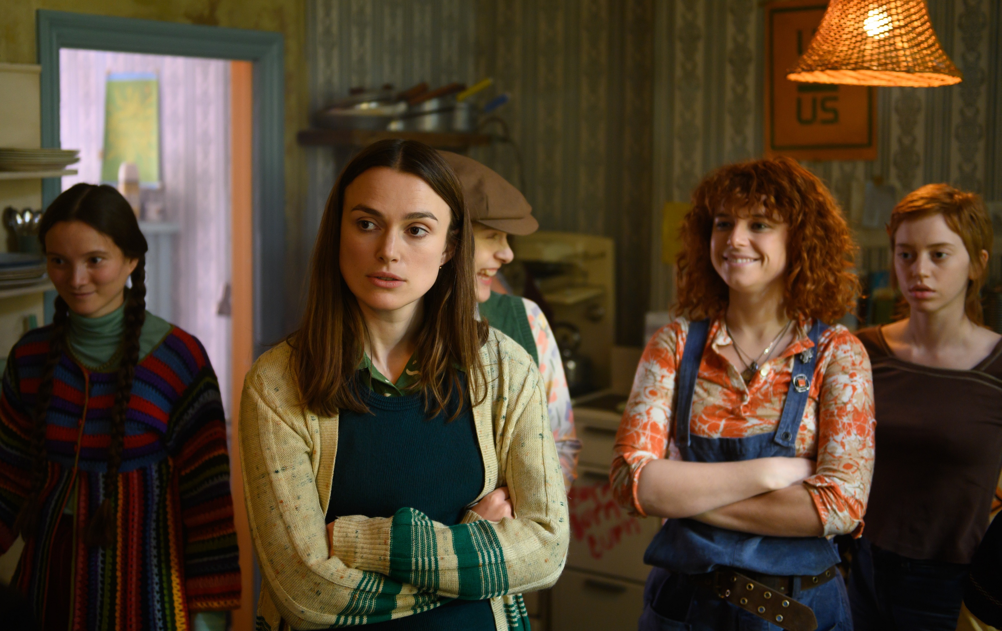 綺拉奈特莉（左二）是女權份子，率領了與她志同道合的婦女解放團體成員赴世界小姐選美會場鬧場。（CatchPlay）