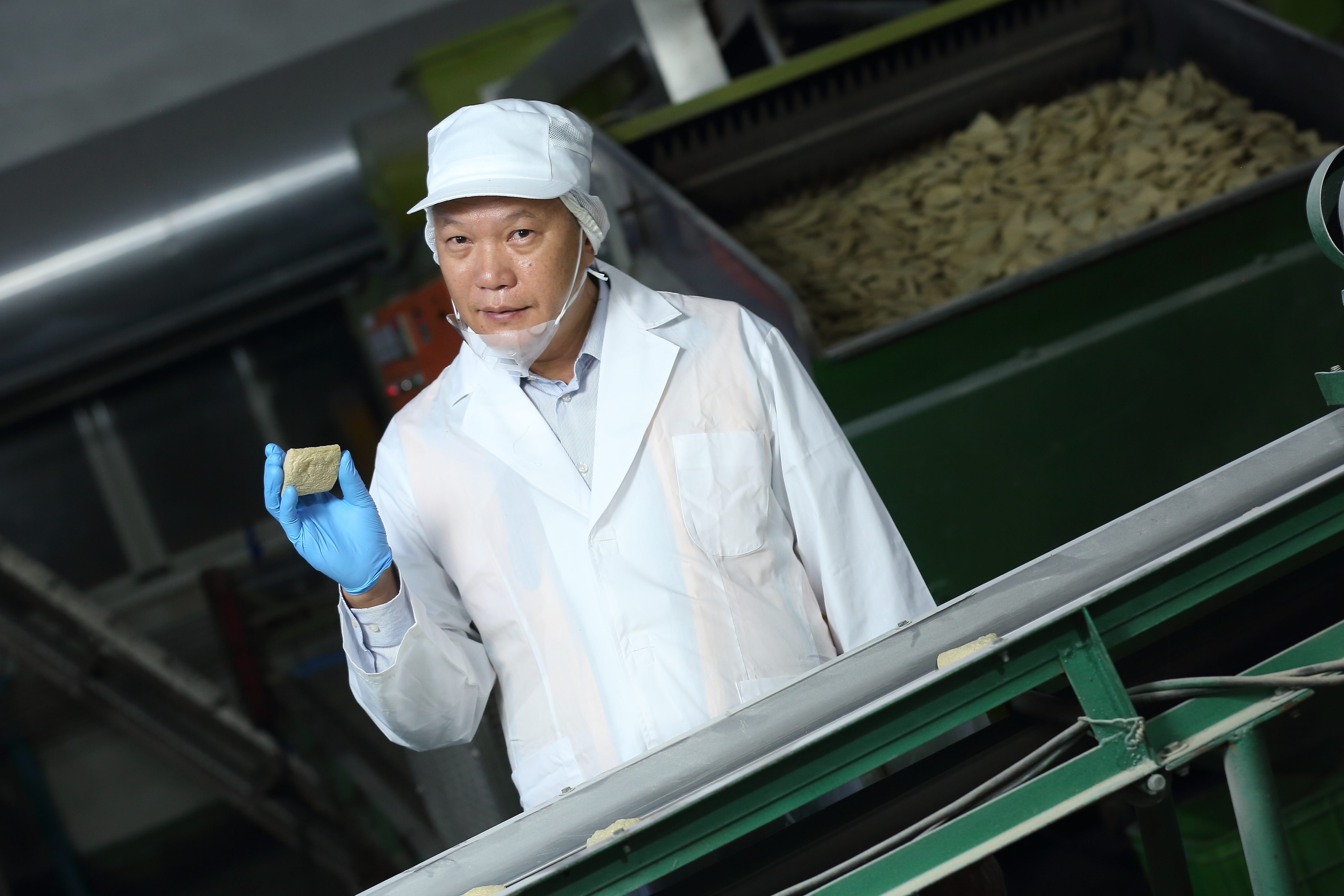 謝奇峯是台灣最大素食產品製造商，催生人造肉製造，如今已把素肉乾等產品外銷到英、美等10多個國家。