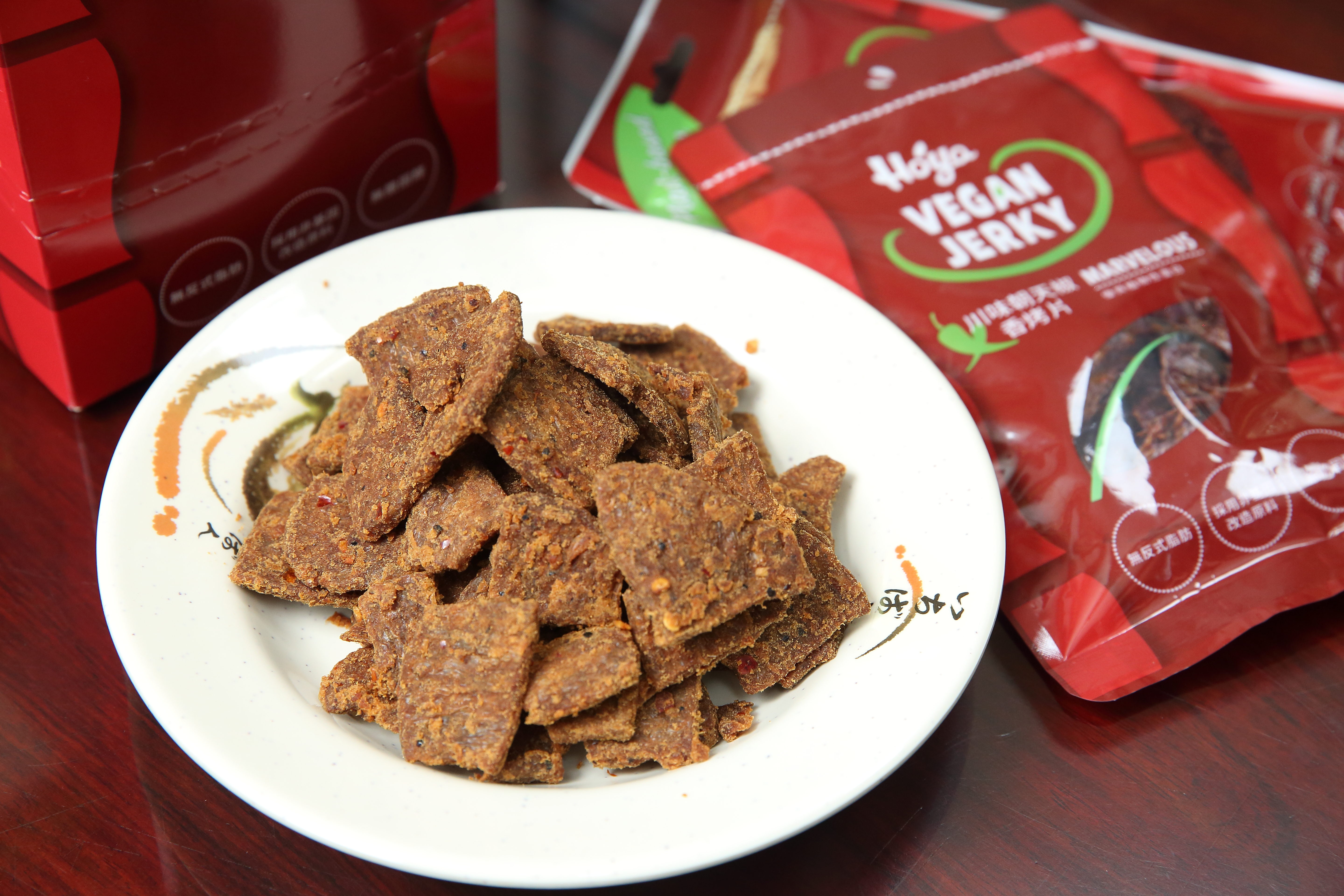 弘陽的人造肉乾外銷到10多個國家，連英國肉乾大廠都請他代工素食肉乾。