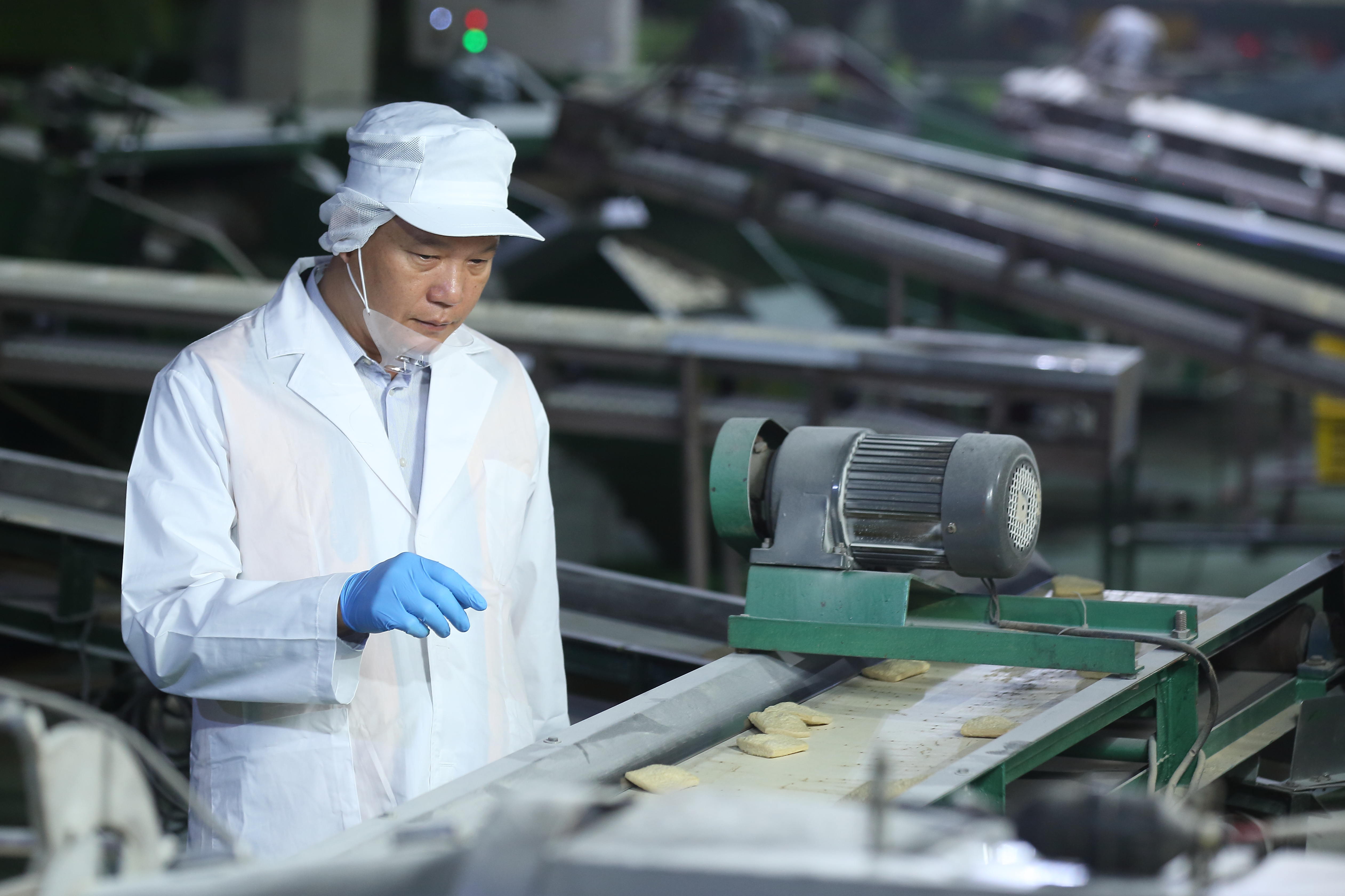 謝奇峯學機械出身，故能與台大江文章教授合作，開發機器自製人造肉。