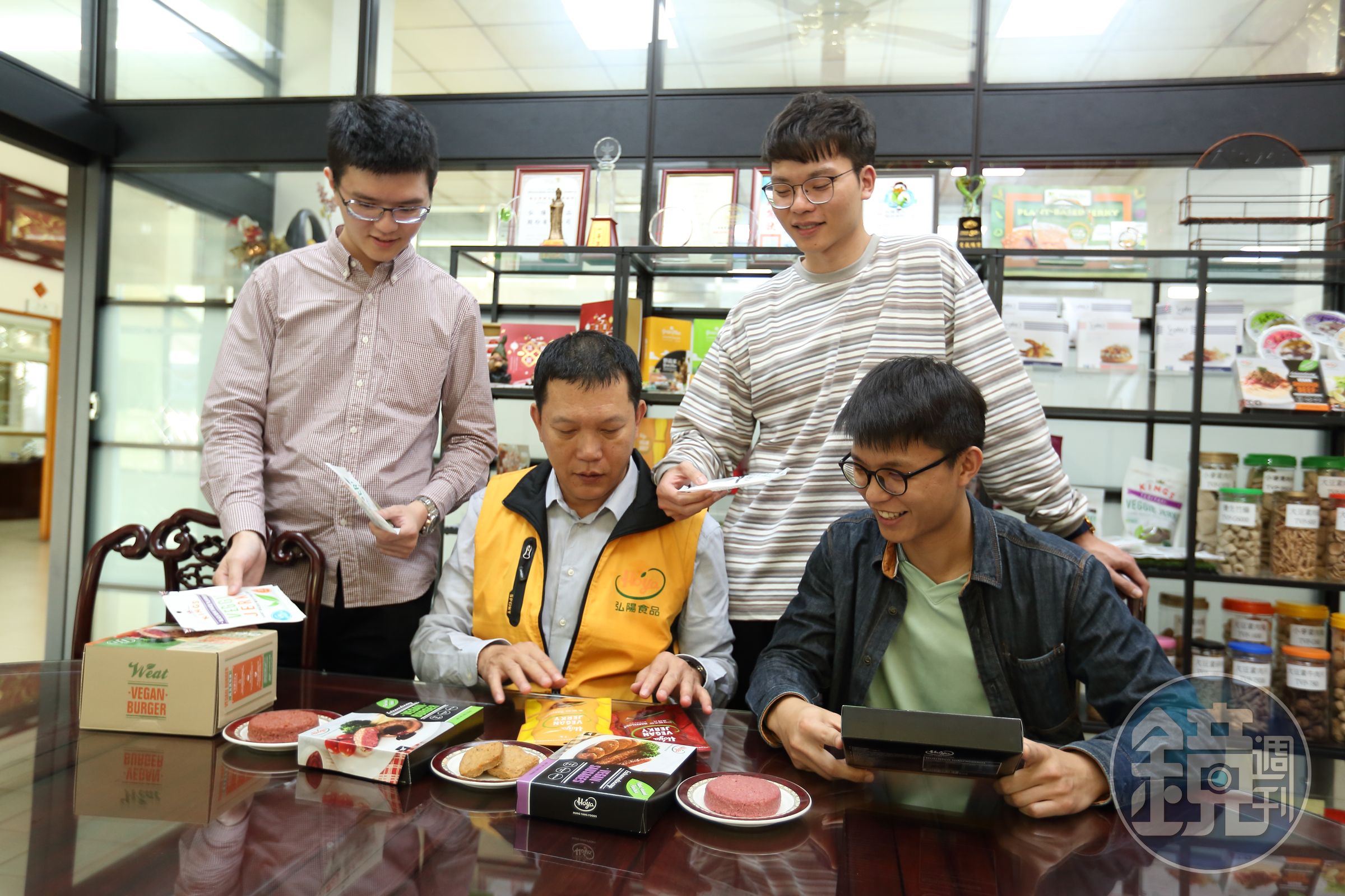 謝奇峯（左2）的三個兒子全進弘陽幫忙，希望品牌能更年輕化，不再侷限於素食的定位。